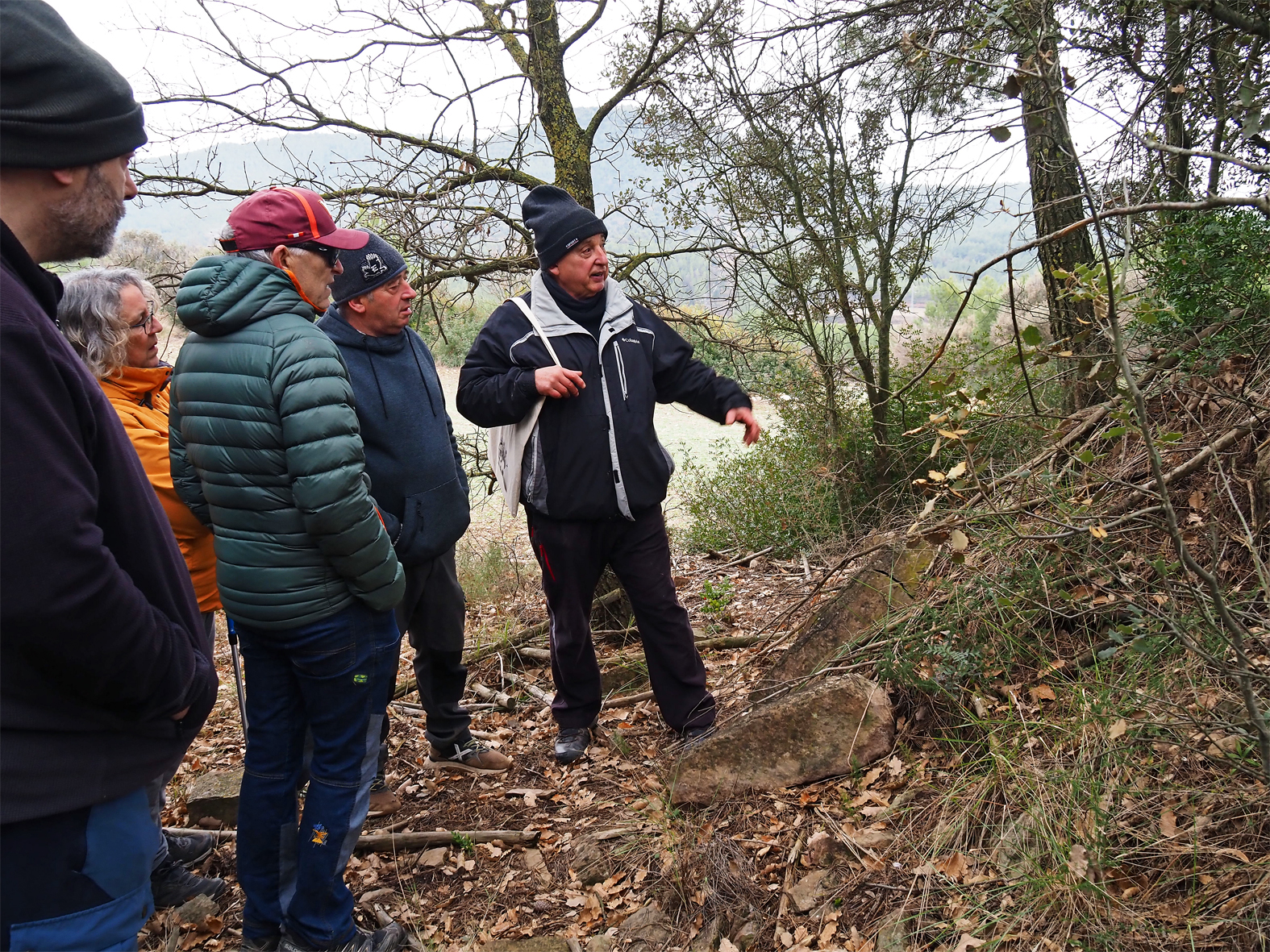 Imatge de la visita patrimonial a Cererols, dins de la Festa de Sant Sebasti&agrave;, amb el guiatge del regidor de Cultura, Albert F&agrave;brega.