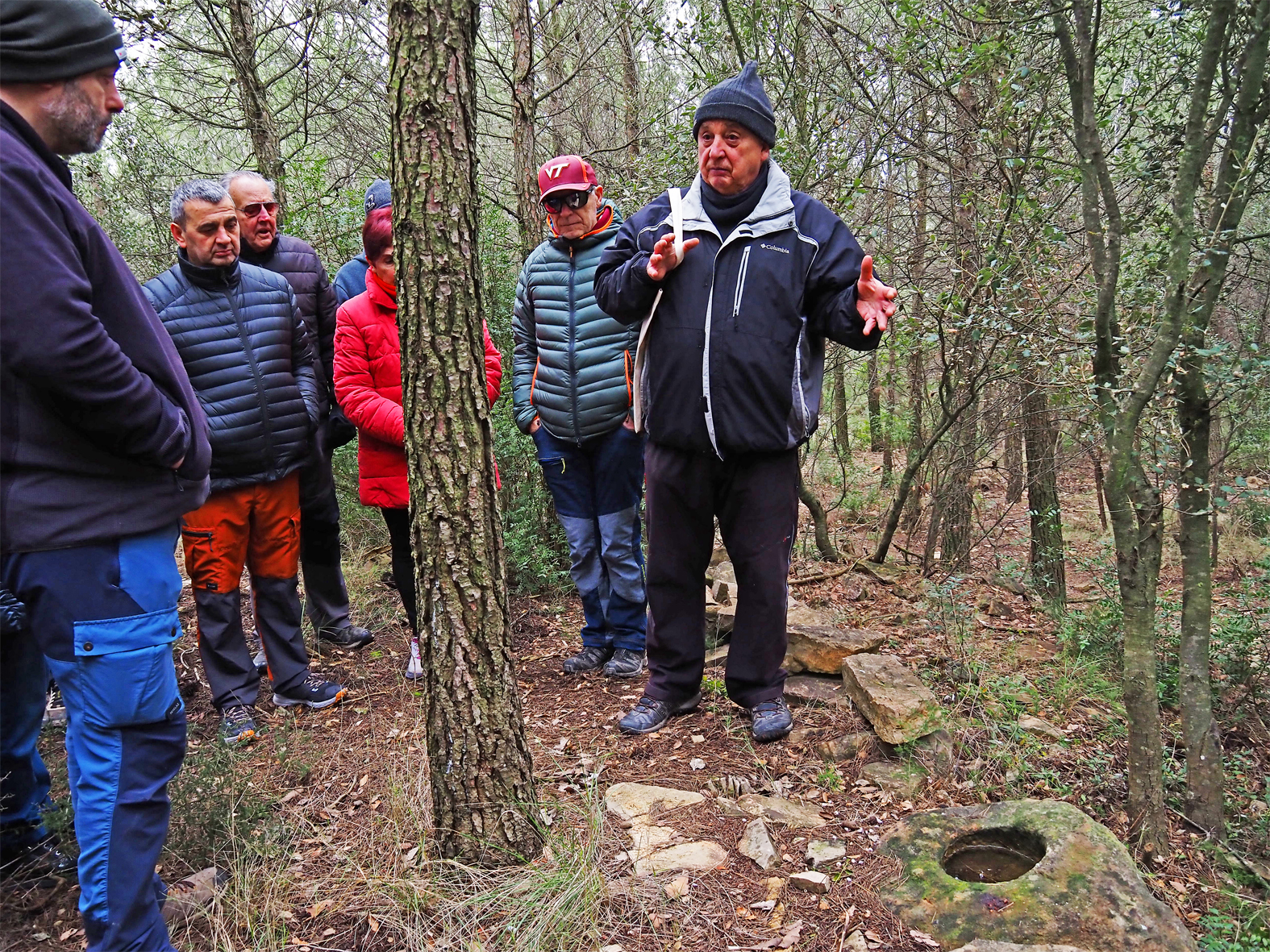 Imatge de la visita patrimonial a Cererols, dins de la Festa de Sant Sebasti&agrave;, amb el guiatge del regidor de Cultura, Albert F&agrave;brega.
