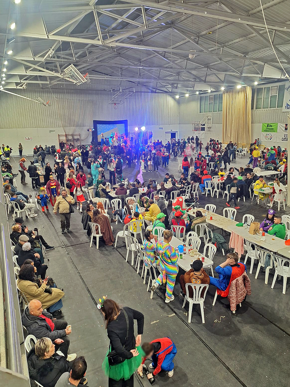 Ambient al Pavell&oacute; Municipal d'Esports durant l'actuaci&oacute; musical del Carnestoltes de S&uacute;ria.