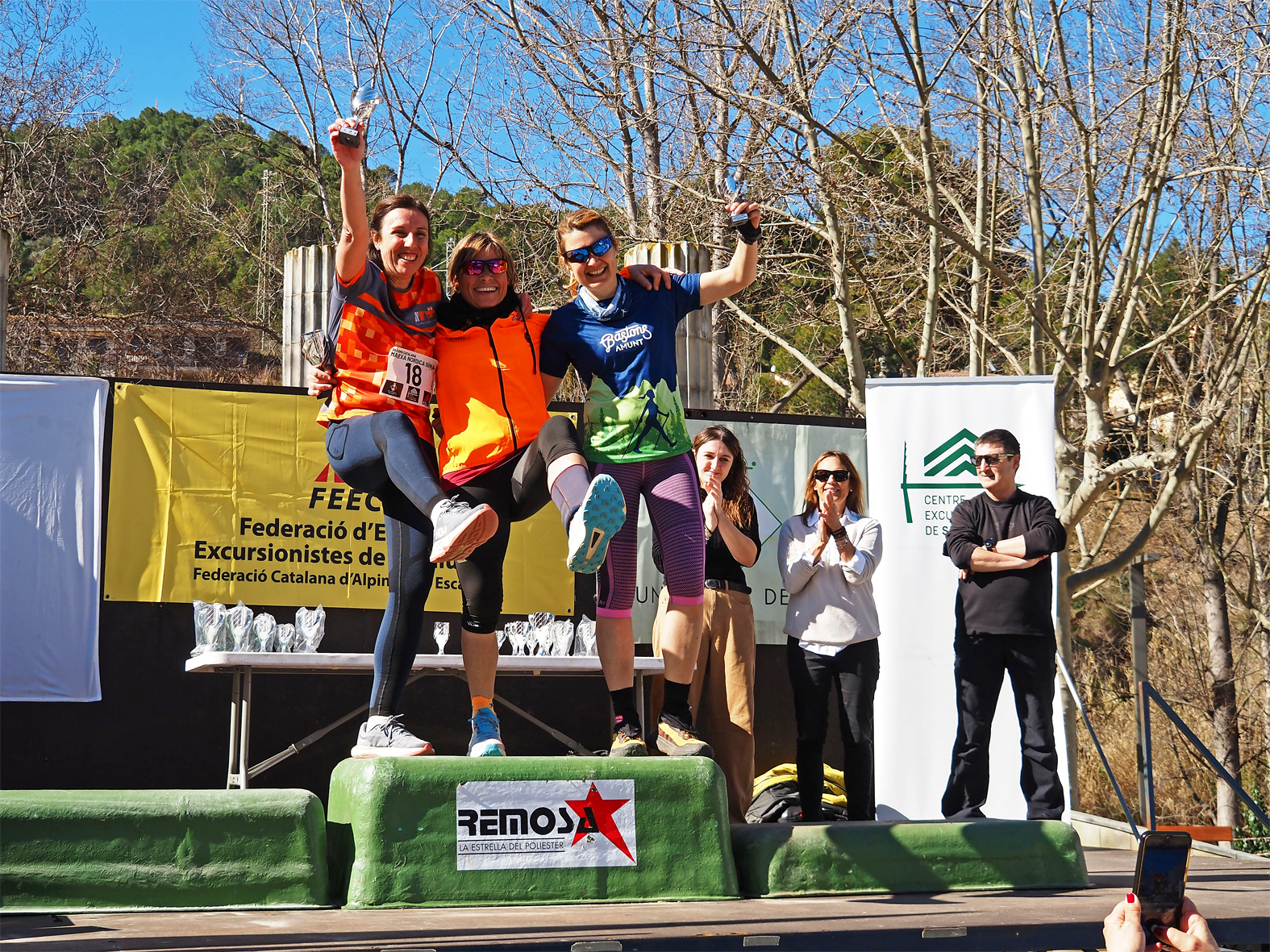 Lliurament de guardons a les primeres classificades de la categoria absoluta femenina 3a Copa Catalana de Marxa N&ograve;rdica a S&uacute;ria.
