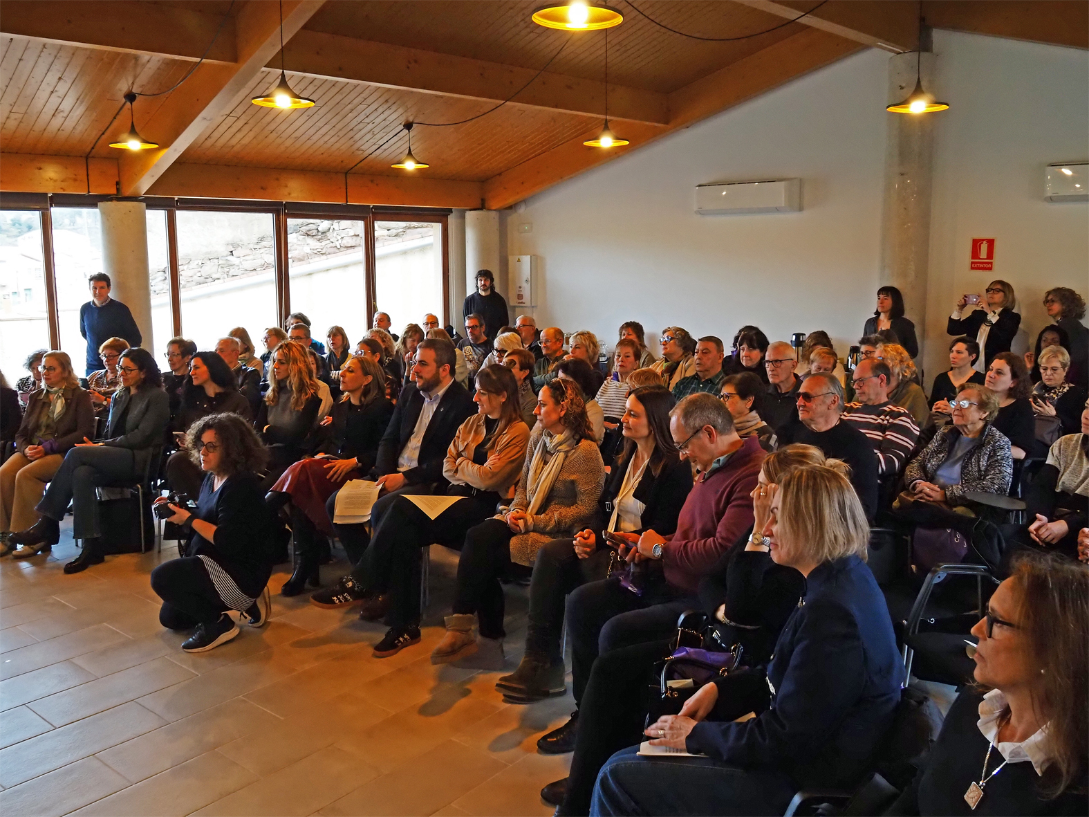 Persones assistents a lâ€™acte institucional del Dia Internacional de les Dones a SÃºria, que va ser presidit per la consellera dâ€™Igualtat i Feminisme de la Generalitat, Eva Menor, i lâ€™alcalde Albert CoberÃ³.