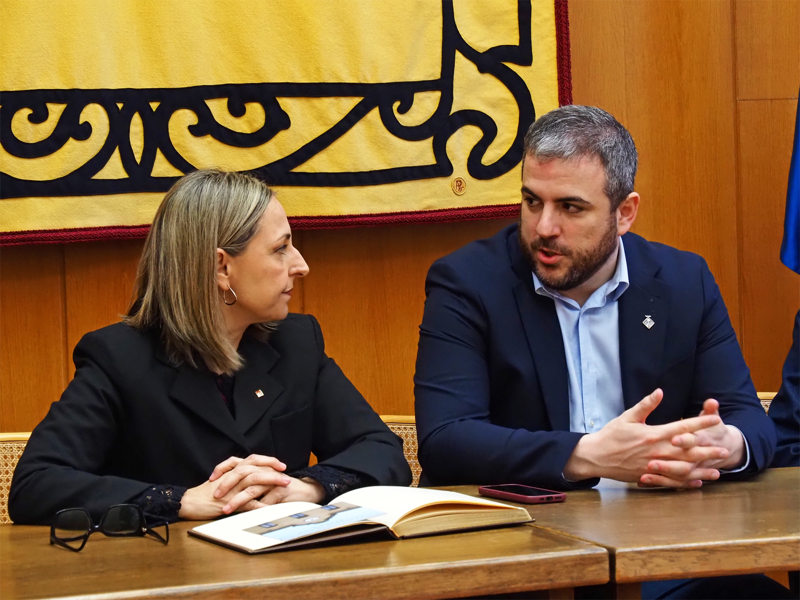 Lâ€™alcalde Albert CoberÃ³ parla a la consellera dâ€™Igualtat i Feminisme de la Generalitat, Eva Menor, durant la recepciÃ³ institucional celebrada al salÃ³ de sessions de la Casa de la Vila.