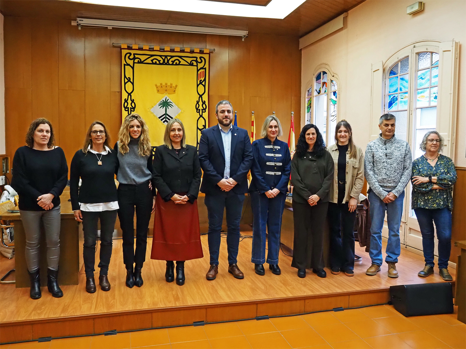 La consellera dâ€™Igualtat i Feminisme de la Generalitat, Eva Menor, lâ€™alcalde Albert CoberÃ³ i la delegada del Govern de la Generalitat a la Catalunya Central, Elia Tortolero, amb diferents membres de la CorporaciÃ³ Municipal.