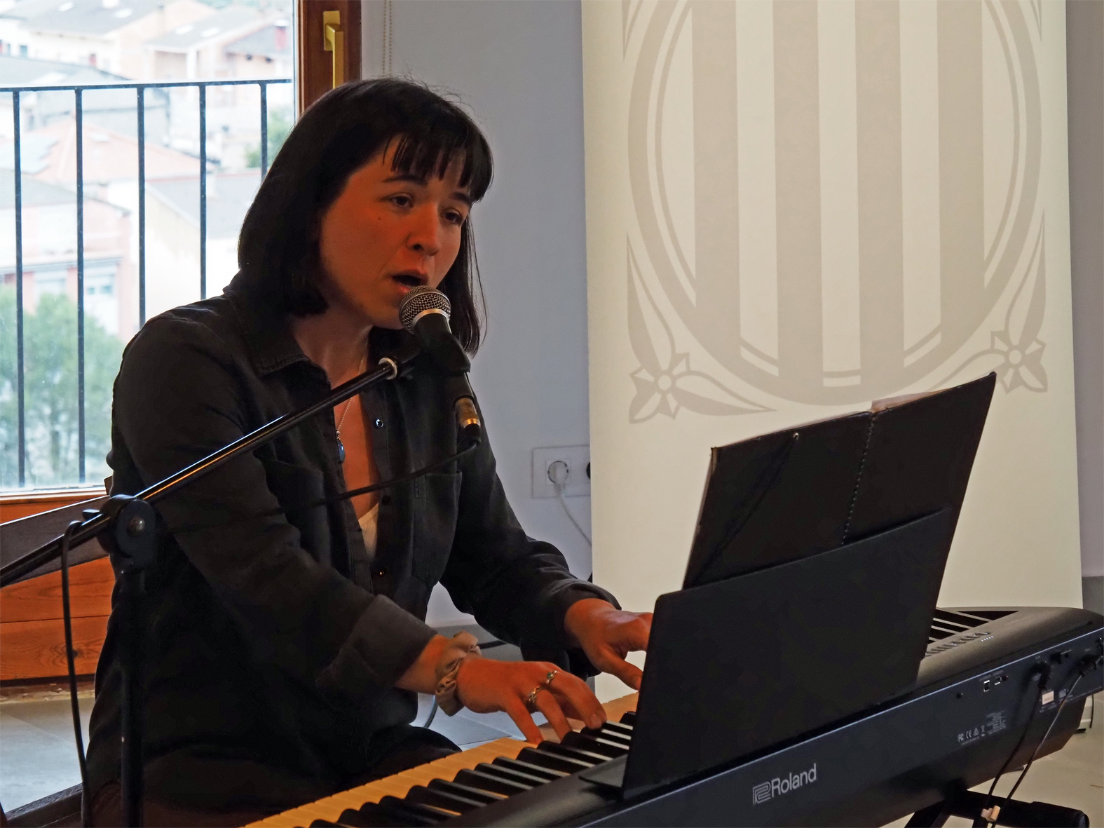 ActuaciÃ³ de la cantant Elena Ribera durant lâ€™acte institucional del Dia Internacional de les Dones a SÃºria.