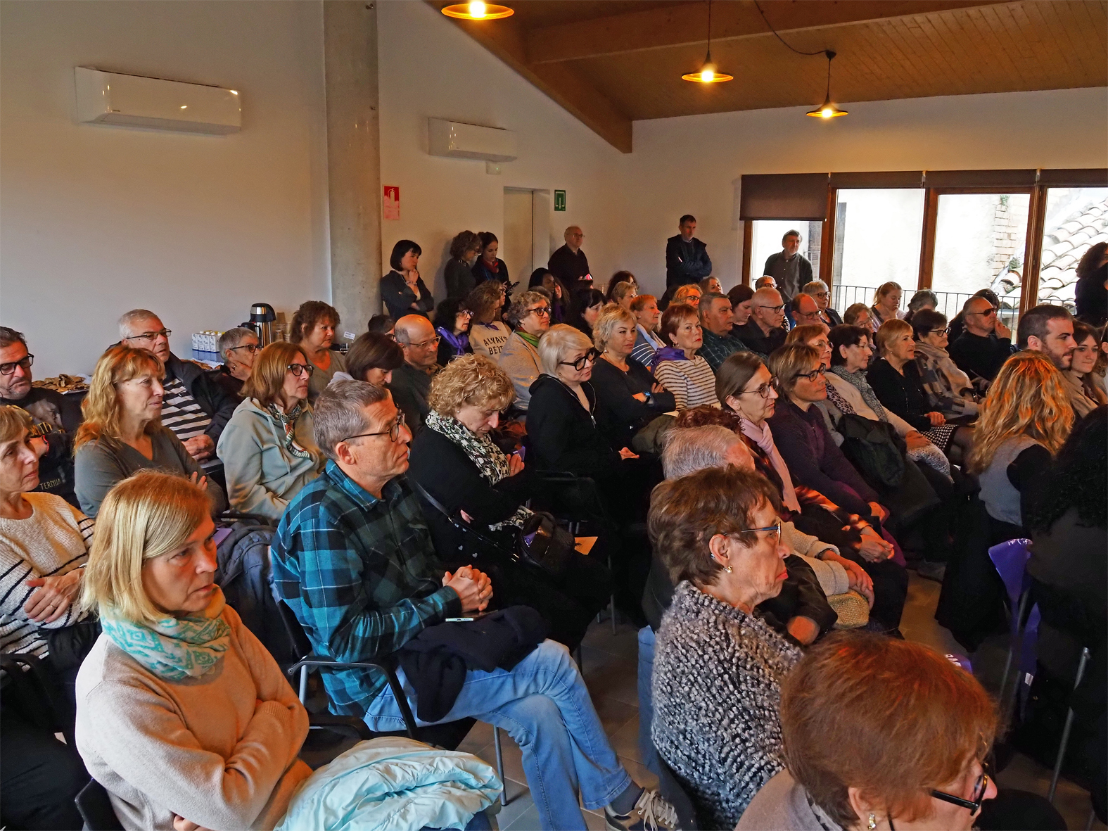 Persones assistents a lâ€™acte institucional del Dia Internacional de les Dones a SÃºria.