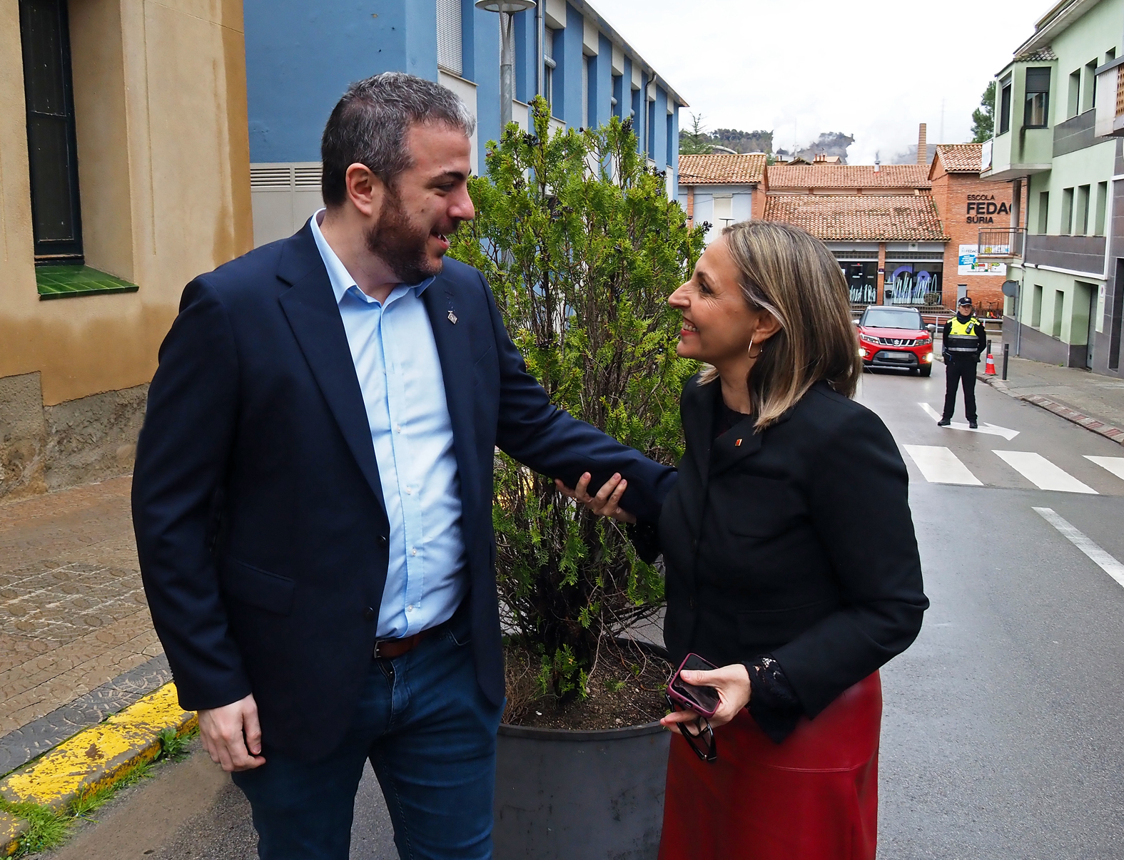 Lâ€™alcalde Albert CoberÃ³ saluda la consellera dâ€™Igualtat i Feminisme de la Generalitat, Eva Menor, a la seva arribada a SÃºria.