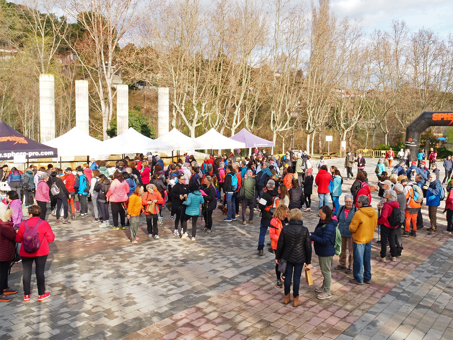 Ambient previ a la sortida de la 5a Caminada de la Dona a la pla&ccedil;a de Sant Joan, dins dels actes del Dia Internacional de les Dones a S&uacute;ria.