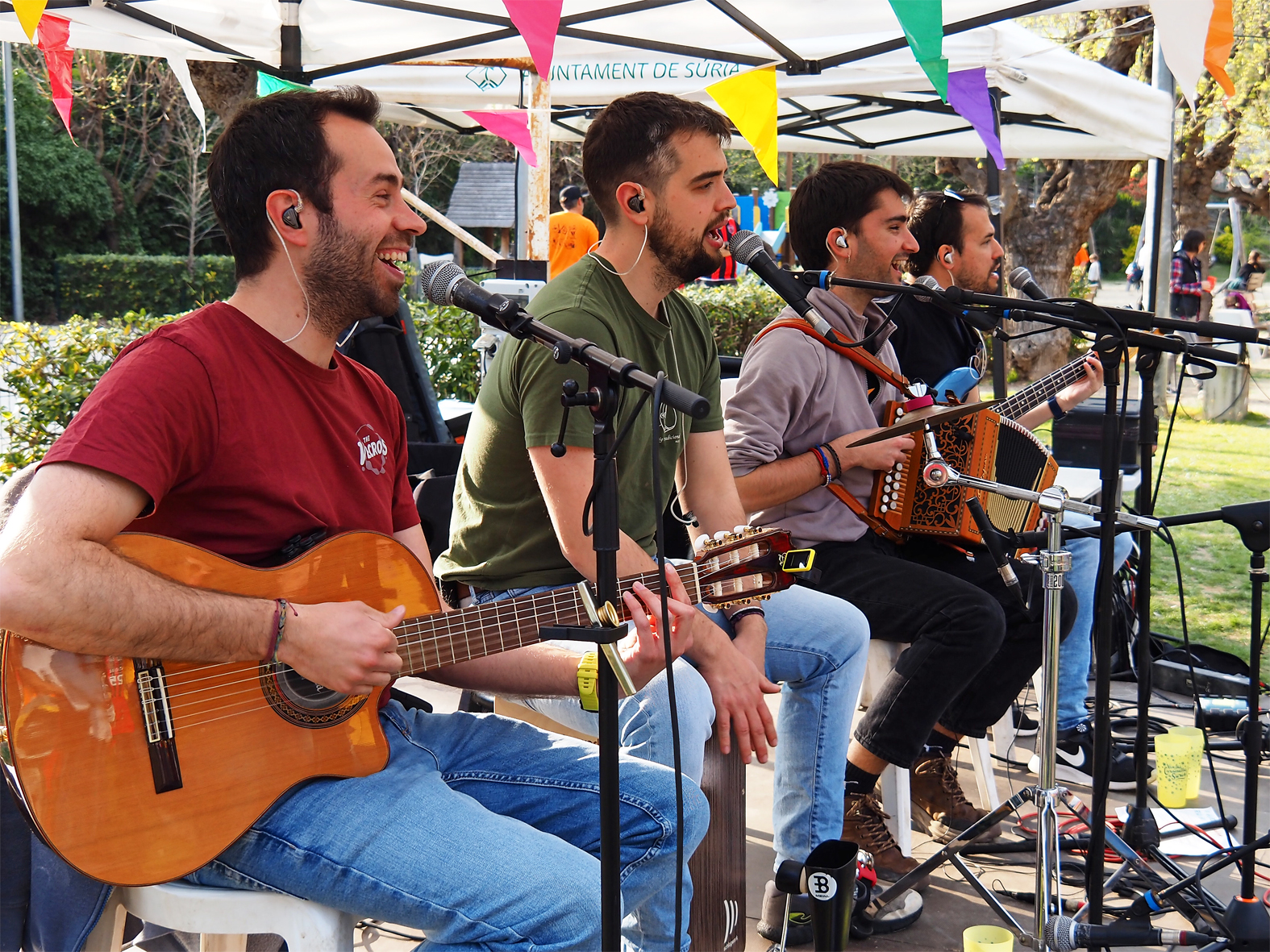 Actuaci&oacute; de The Velcros durant el Vermut Caramellaire de S&uacute;ria al Parc Municipal Macary i Viader.