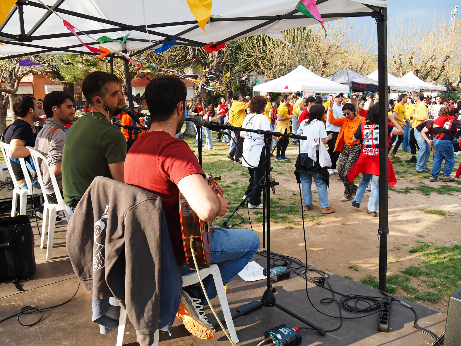 Ambient del Vermut Caramellaire de S&uacute;ria durant l'actuaci&oacute; de The Velcros al Parc Municipal Macary i Viader.