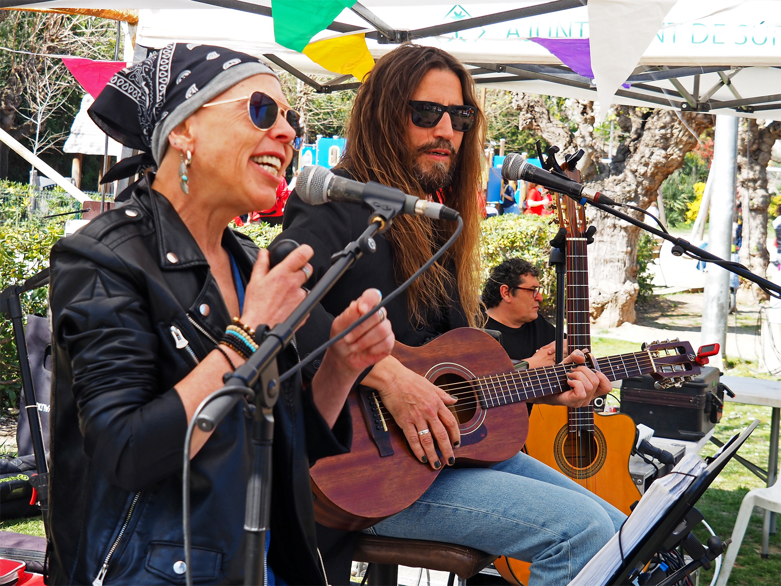 Actuaci&oacute; de LaTrup Duet durant el Vermut Caramellaire de S&uacute;ria al Parc Municipal Macary i Viader.