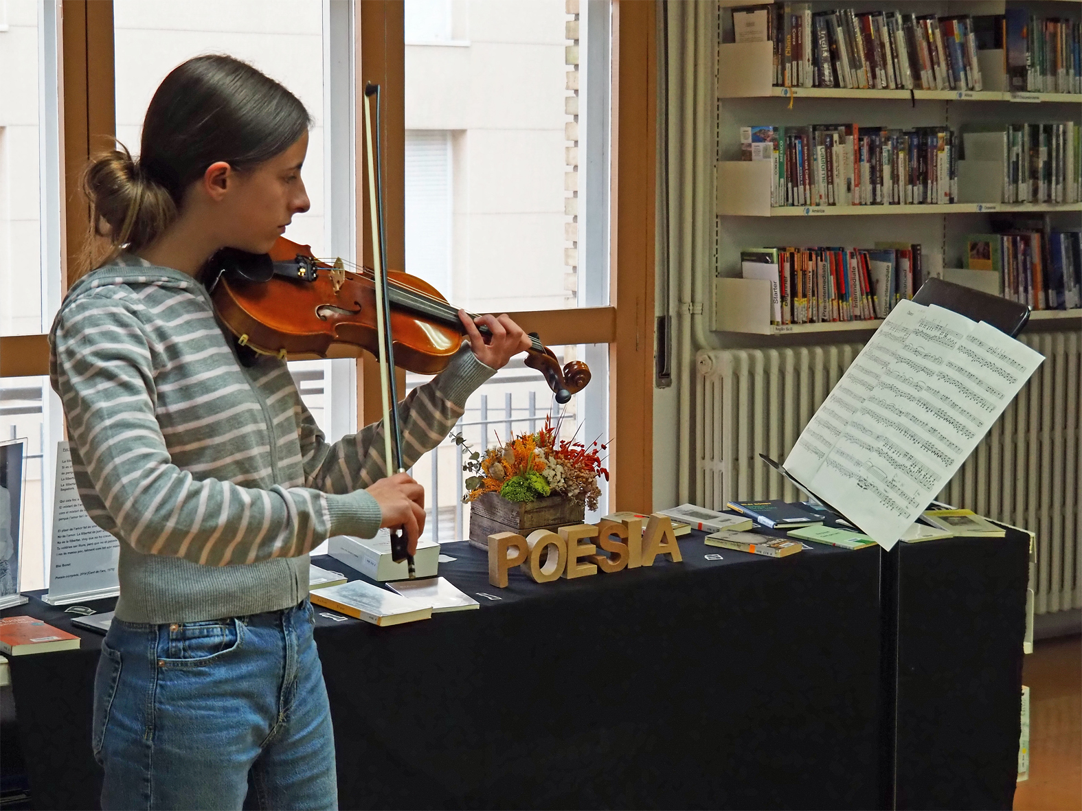Actuaci&oacute; musical de l'acte central del Dia Mundial de la Poesia, a la Biblioteca P&uacute;blica.