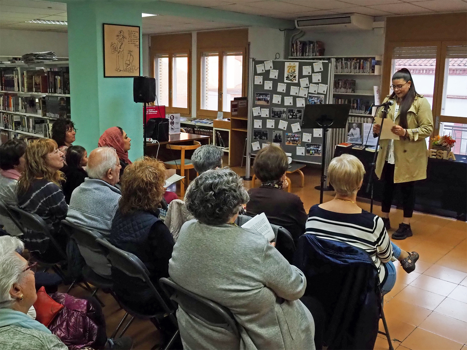 Lectura del poema 'Foc d'ocell' de Blai Bonet durant l'acte central del Dia Mundial de la Poesia, a la Biblioteca P&uacute;blica.