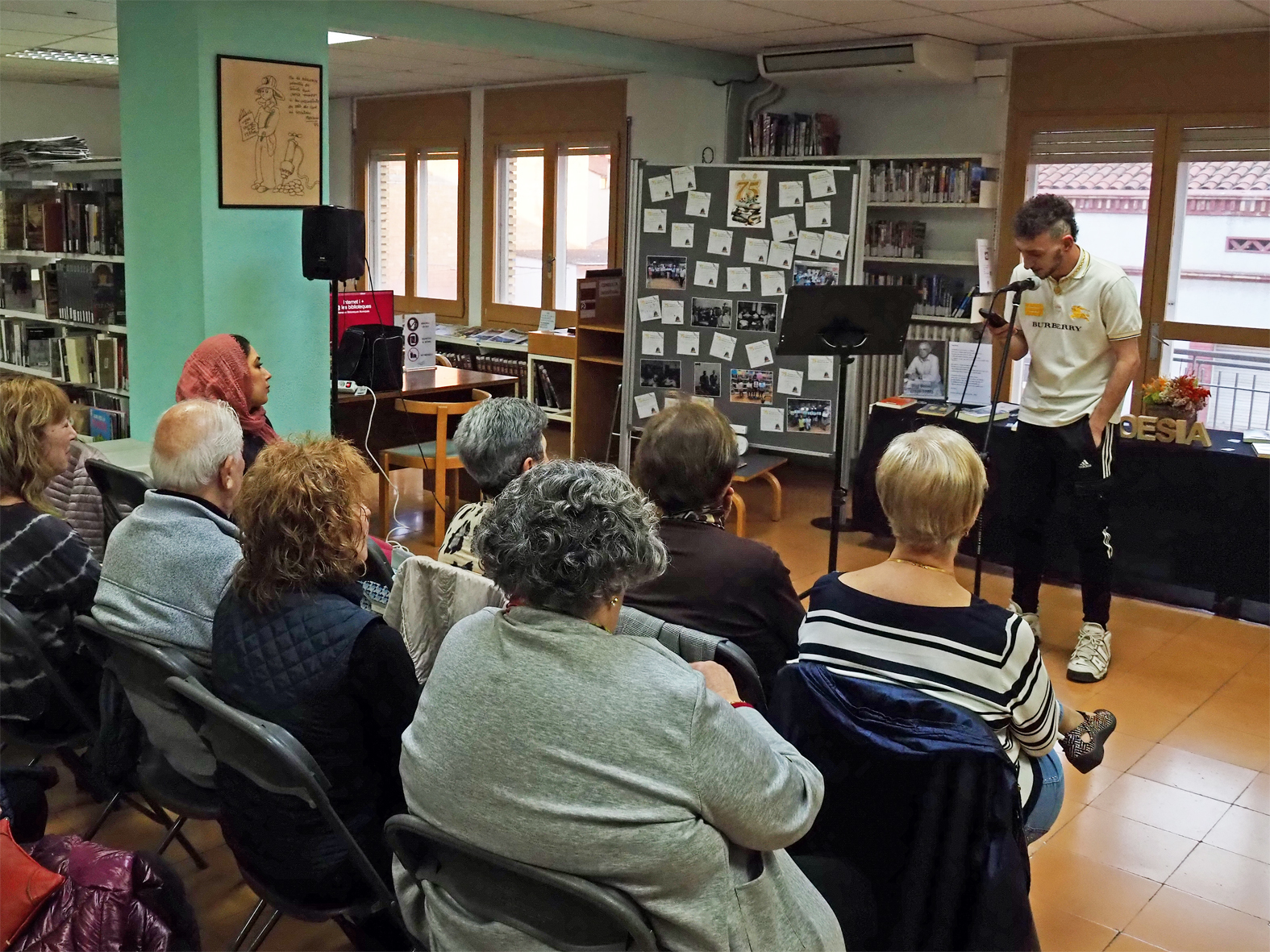 Lectura del poema 'Foc d'ocell' de Blai Bonet durant l'acte central del Dia Mundial de la Poesia, a la Biblioteca P&uacute;blica.