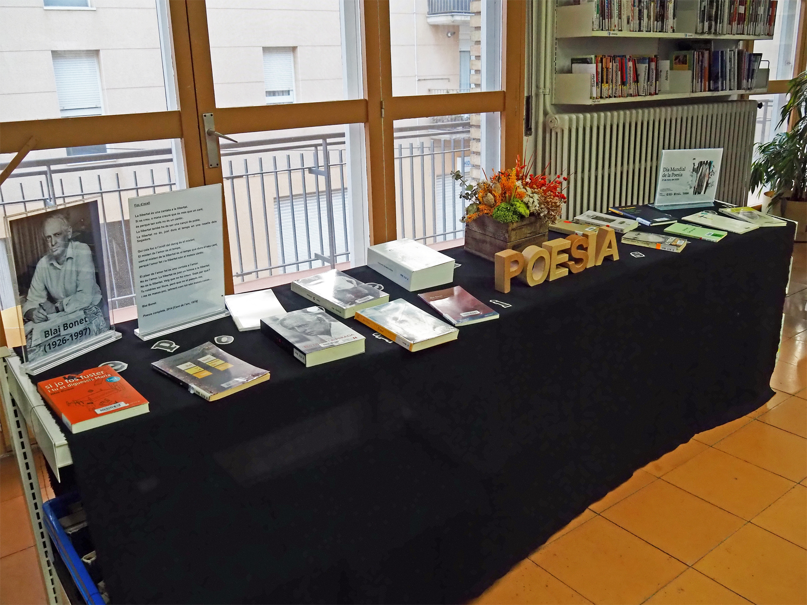 Mostra de llibres de poesia a la Biblioteca P&uacute;blica, en motiu del Dia Mundial de la Poesia.