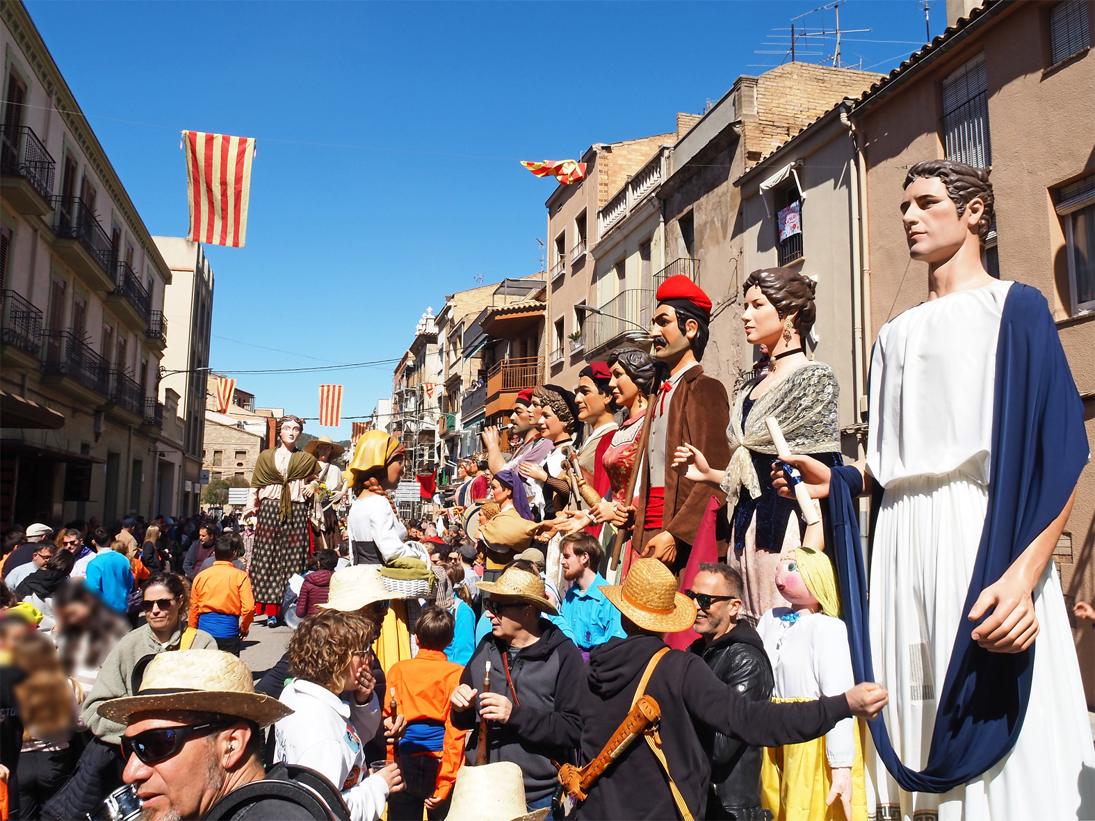 Ambient de la cercavila de la 16a Trobada de Gegants de SÃºria, dins del programa de la Fira de Rams.