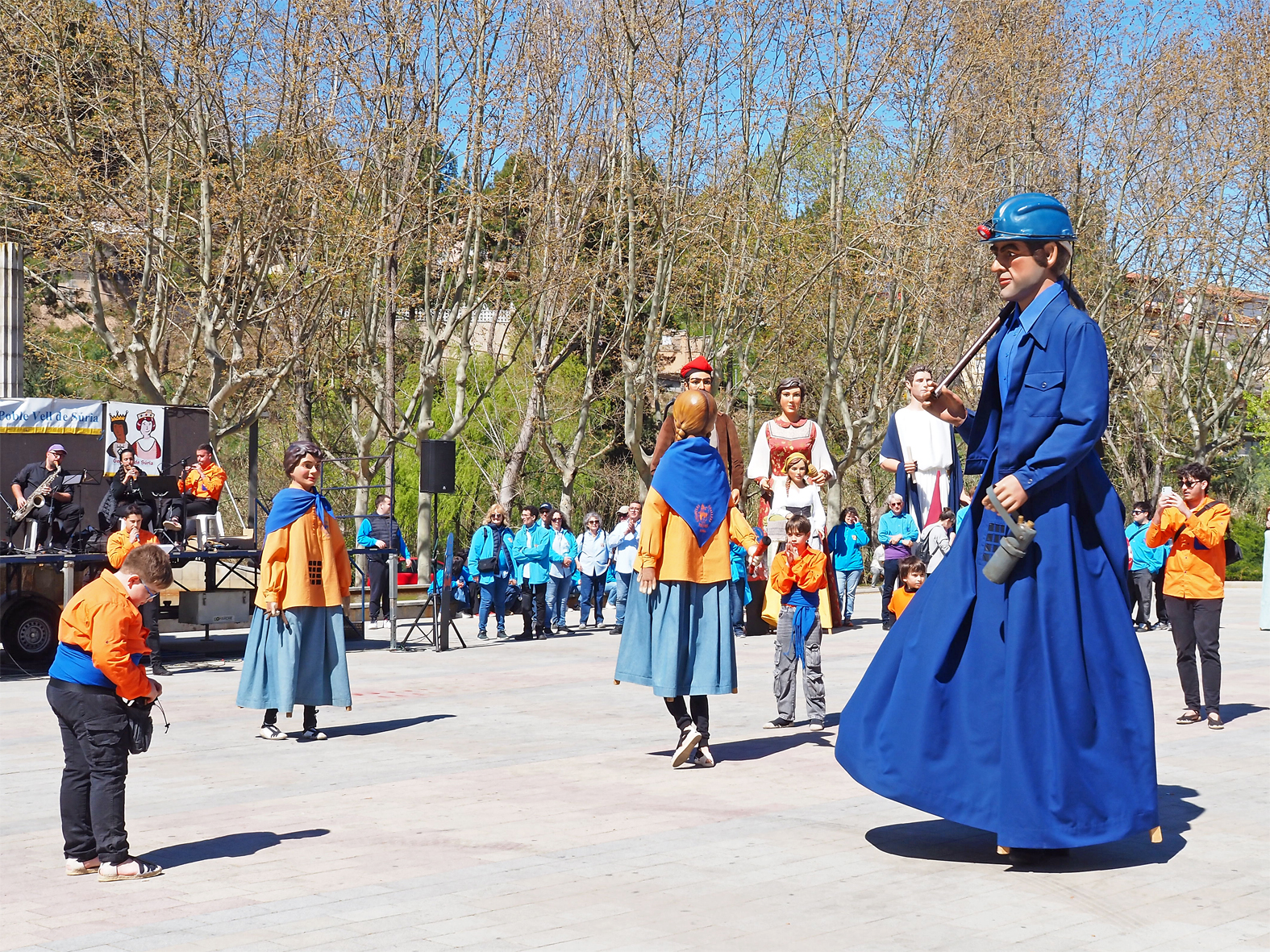 Ball del Gegant Miner i dels gegantons de la colla de Geganters i Grallers del Poble Vell a la plaÃ§a de Sant Joan, durant la 16a Trobada de Gegants de SÃºria, dins del programa de la Fira de Rams.