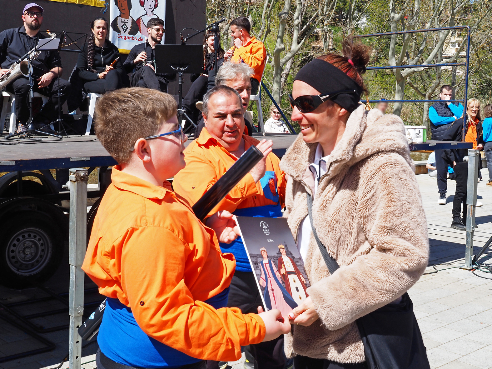 La regidora de Festes, Alba MartÃ­nez, recull el record dâ€™agraÃ¯ment de la 16a Trobada de Gegants de SÃºria en nom de lâ€™Ajuntament.