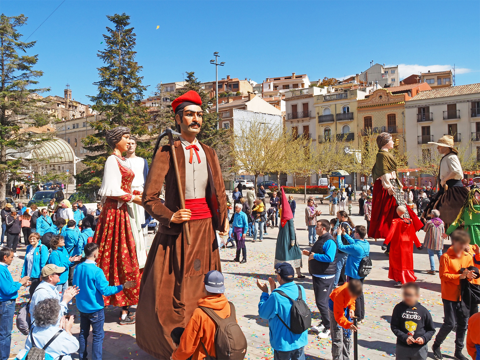 Ballada conjunta de la 16a Trobada de Gegants de SÃºria, a la plaÃ§a de Sant Joan.