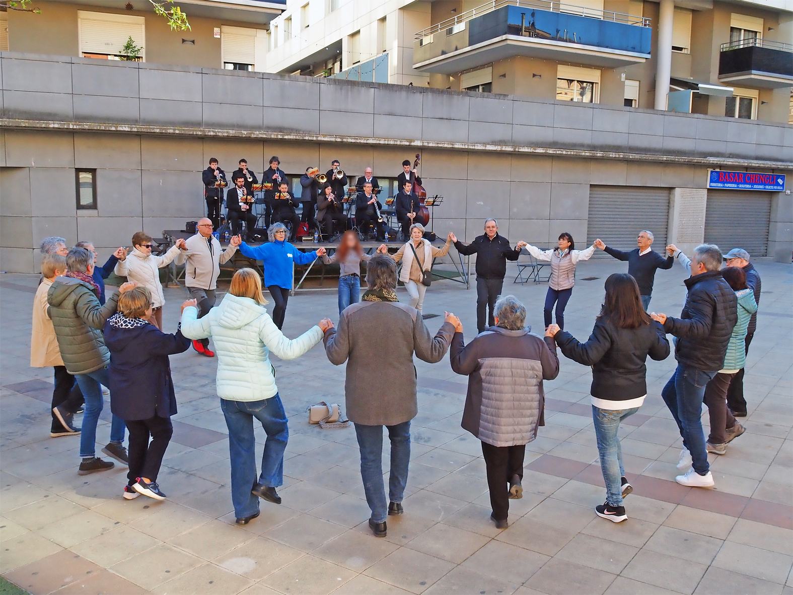 Imatge de la ballada de sardanes de la Fira de Rams, amb la Cobla SÃºria.