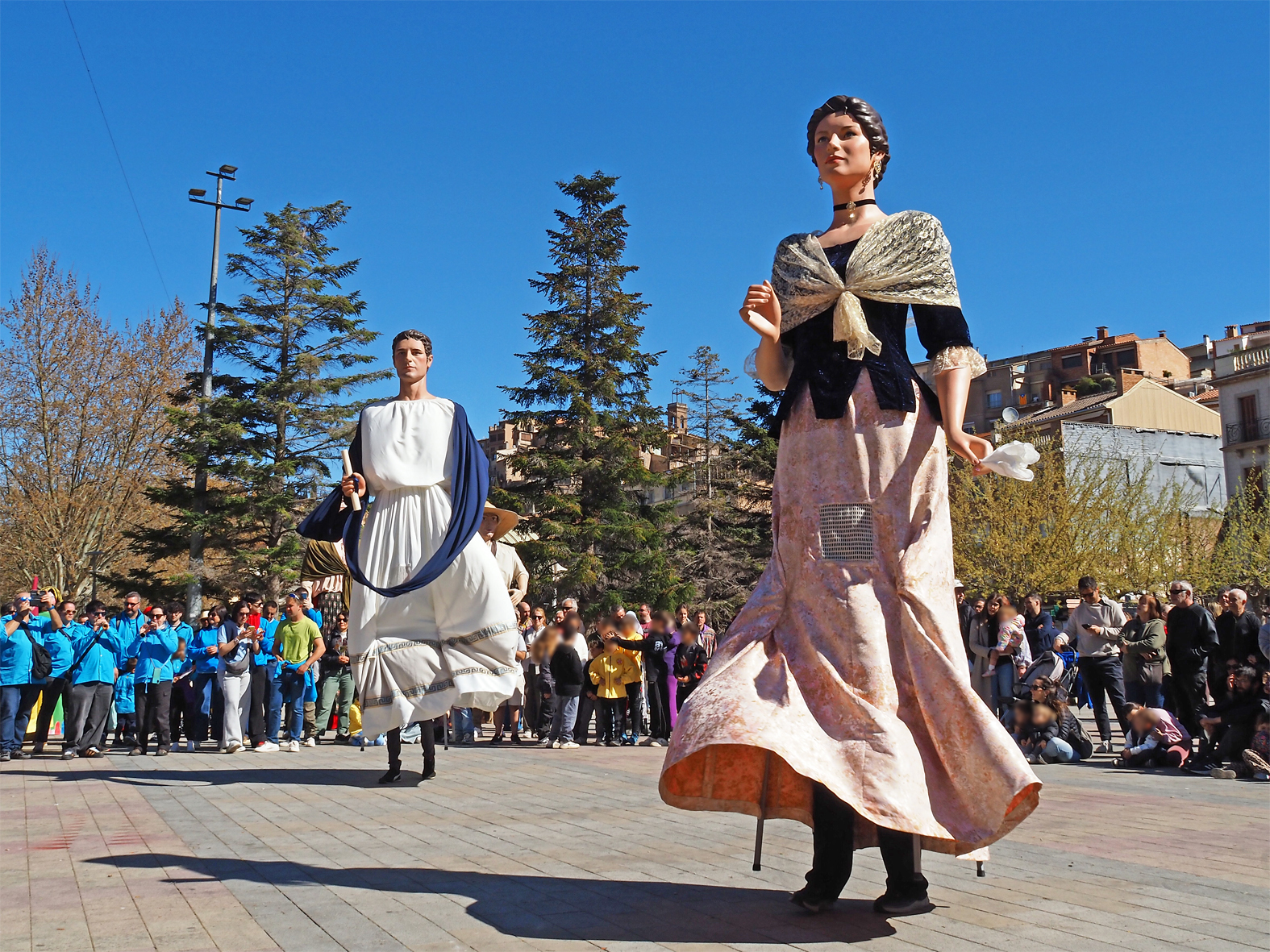 La colla de MontmelÃ³, durant la mostra de balls de la 16a Trobada de Gegants de SÃºria, dins del programa de la Fira de Rams.