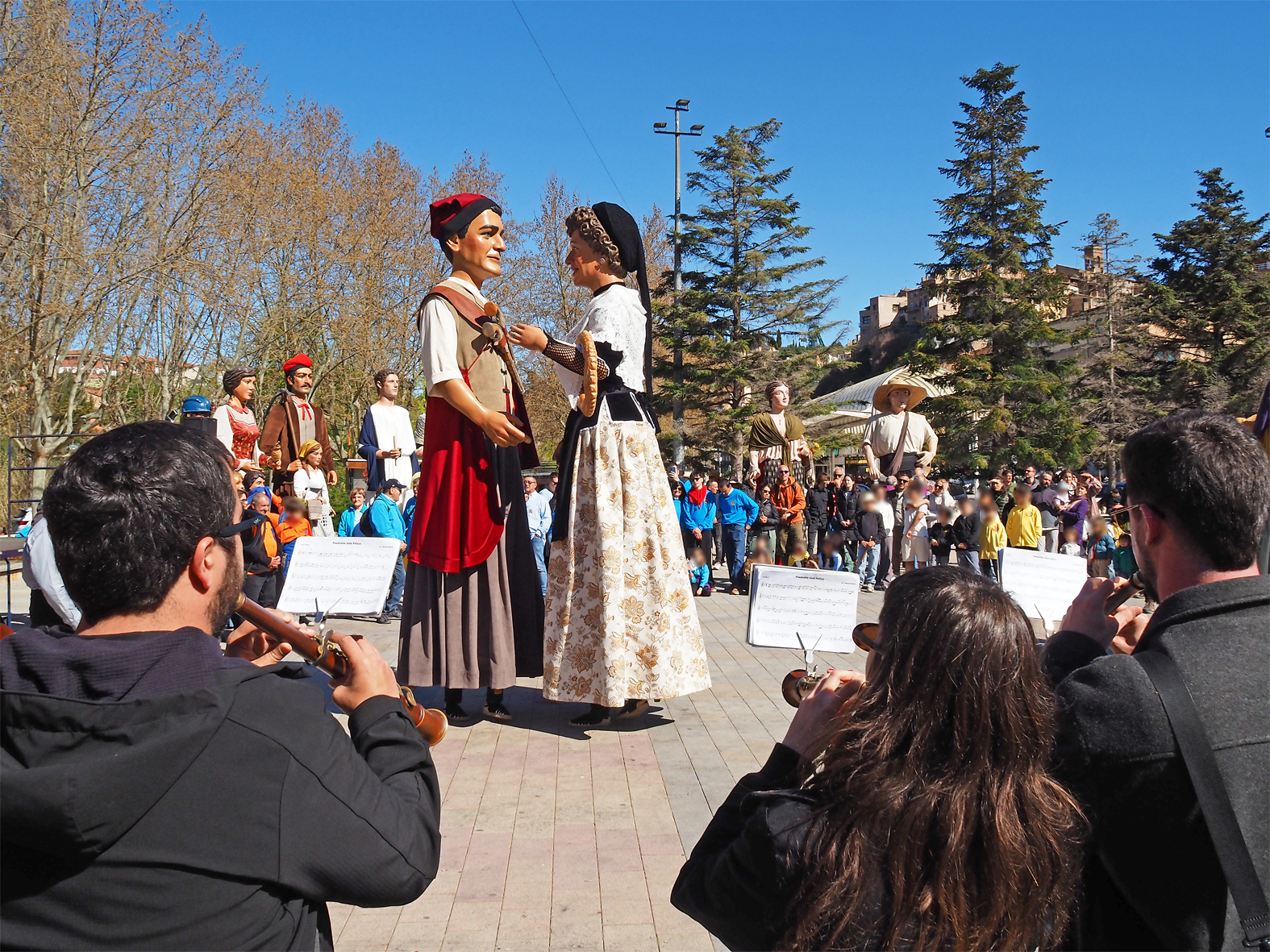 La colla de Sant Esteve Sesrovires, durant la mostra de balls de la 16a Trobada de Gegants de SÃºria, dins del programa de la Fira de Rams.