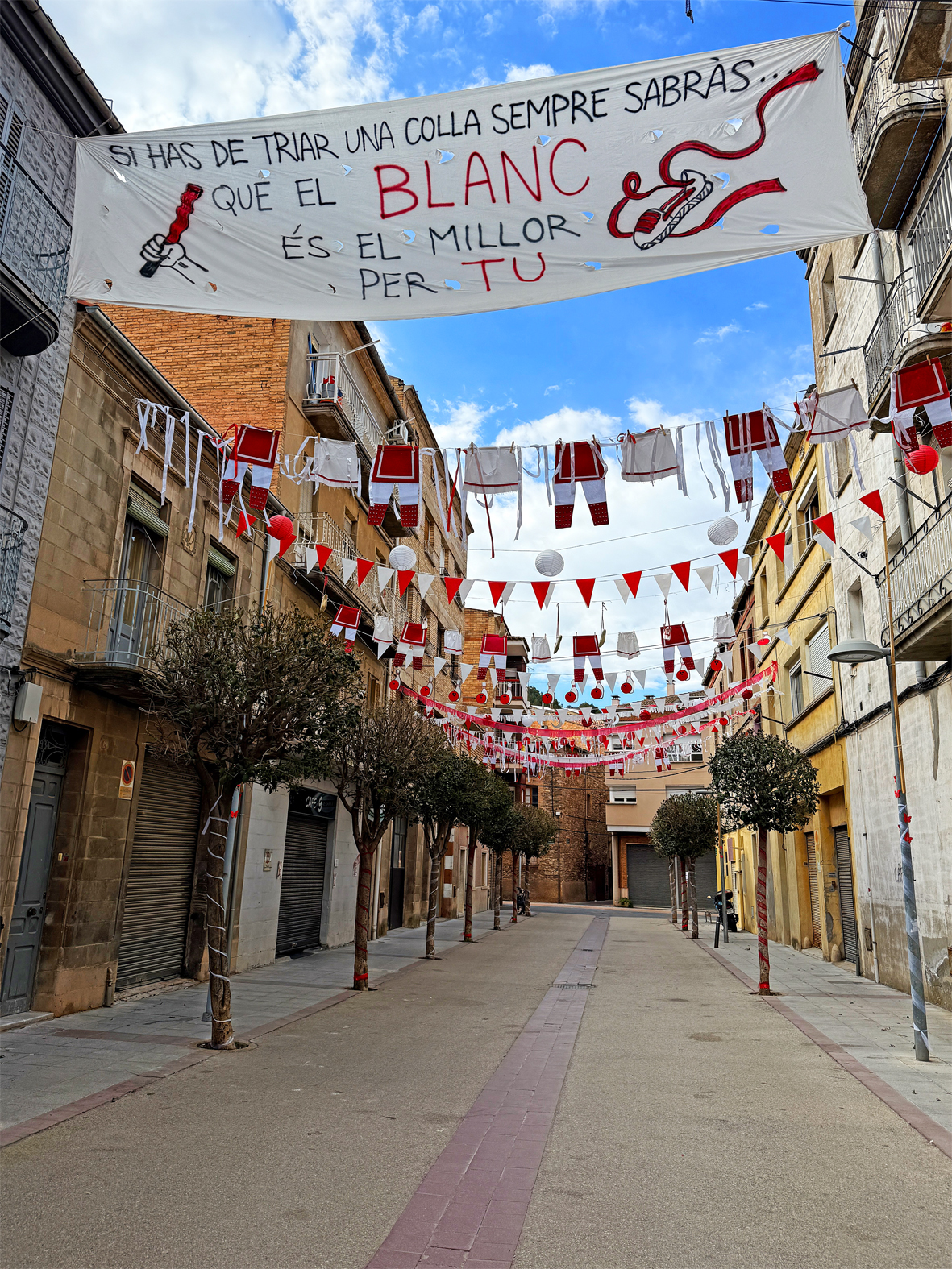 Carrer de les colles caramellaires de l'AgrupaciÃ³ Sardanista, al carrer MagÃ­ FÃ brega.