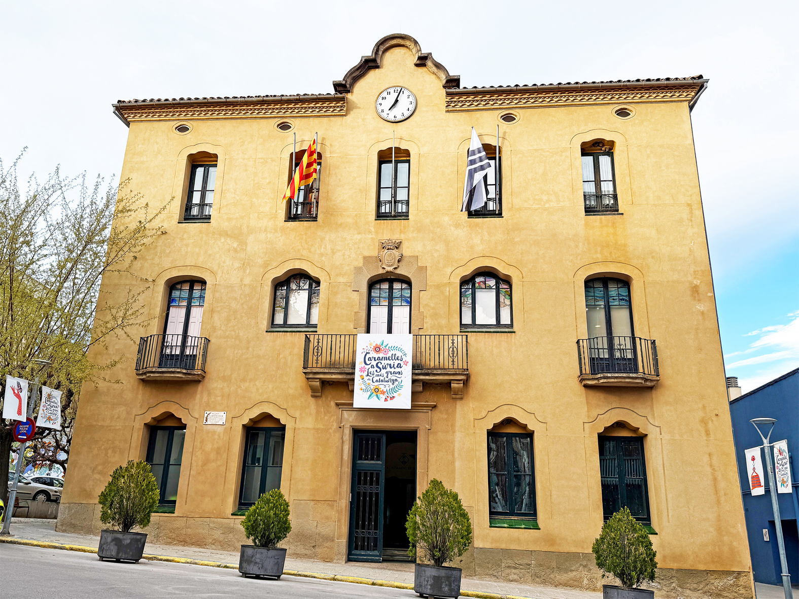 La faÃ§ana de la Casa de la Vila, amb el plafÃ³ de les Caramelles.