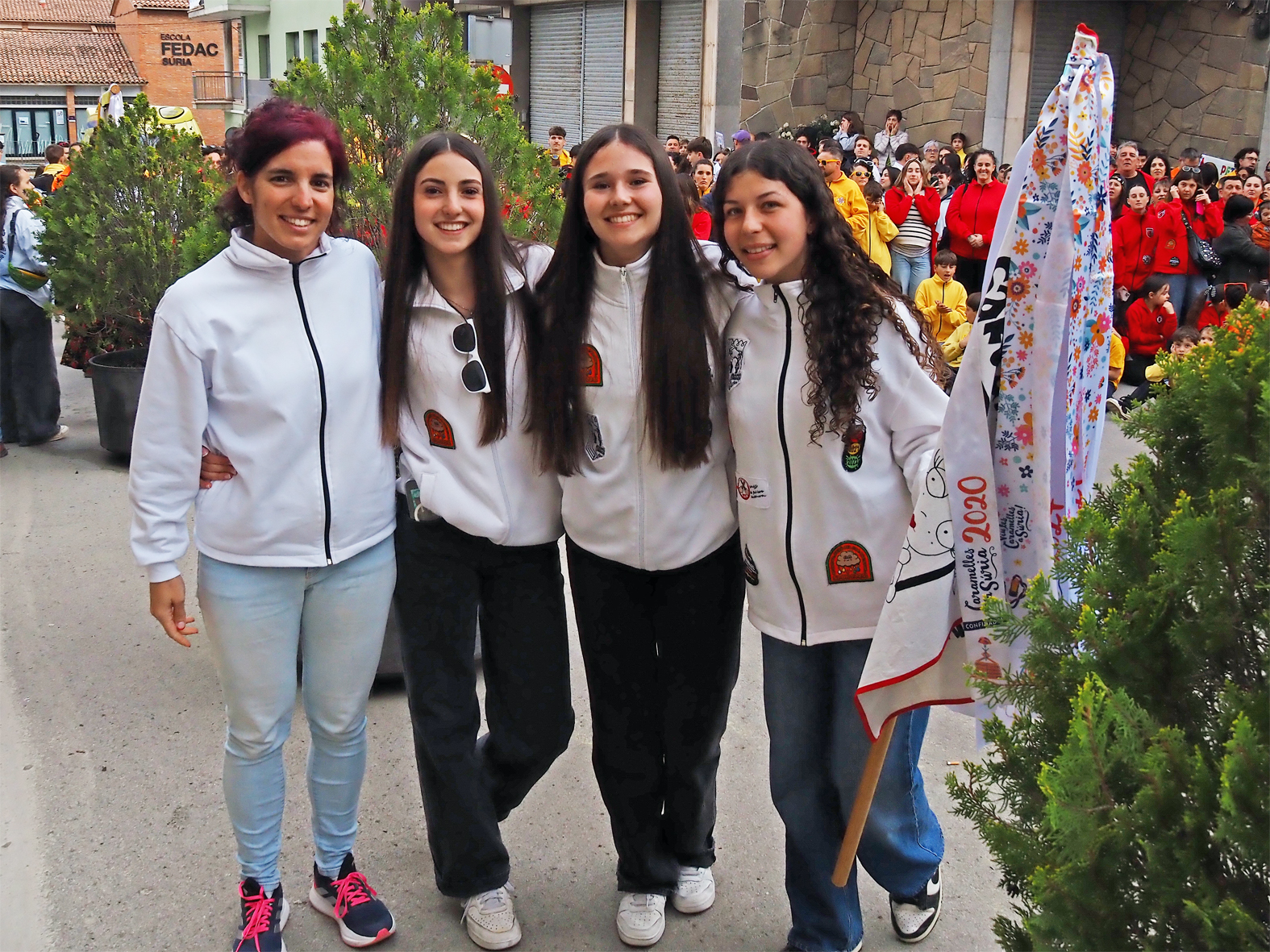 La regidora de Festes, Alba Mart&iacute;nez, amb representants de la colla dels Grans de l'Agrupaci&oacute; Sardanista, despr&eacute;s del lliurament de la cinta commemorativa en l'acte d'inici de les Caramelles de S&uacute;ria, al davant de la Casa de la Vila.