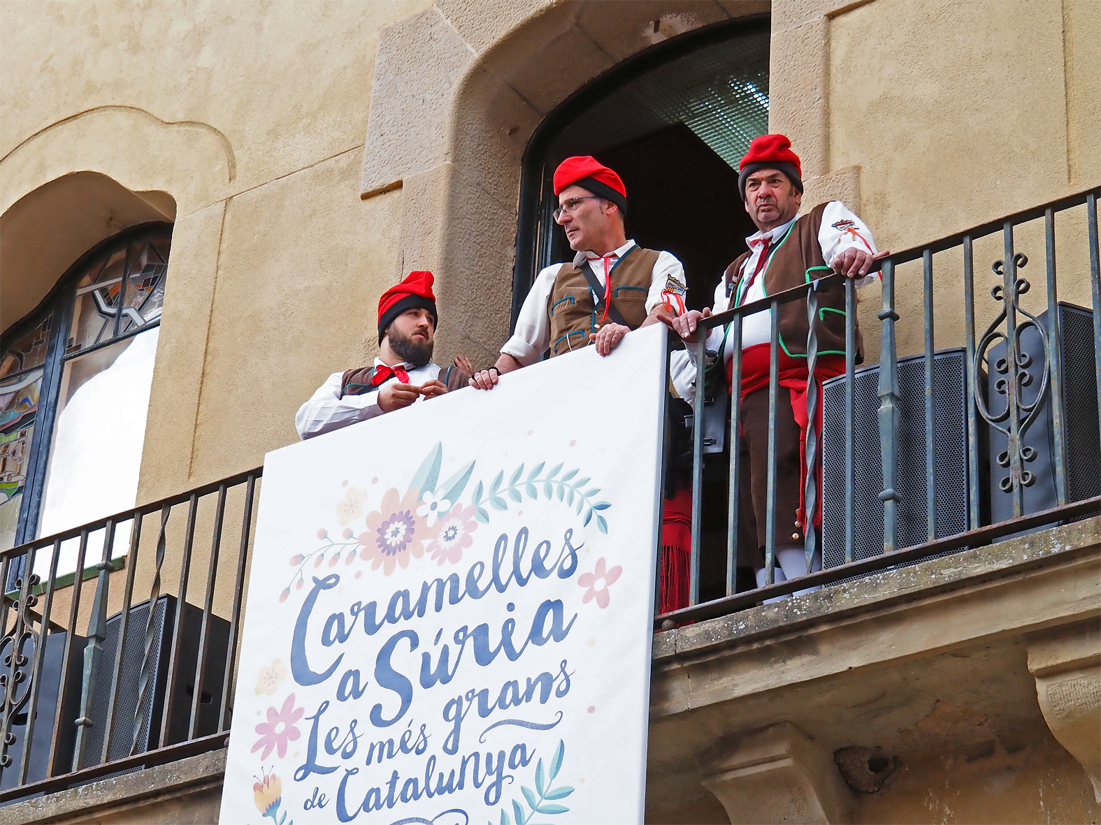 Trabucaires del Tro Gros al balc&oacute; central de la fa&ccedil;ana de la Casa de Vila, durant l'acte d'inici de les Caramelles de S&uacute;ria.