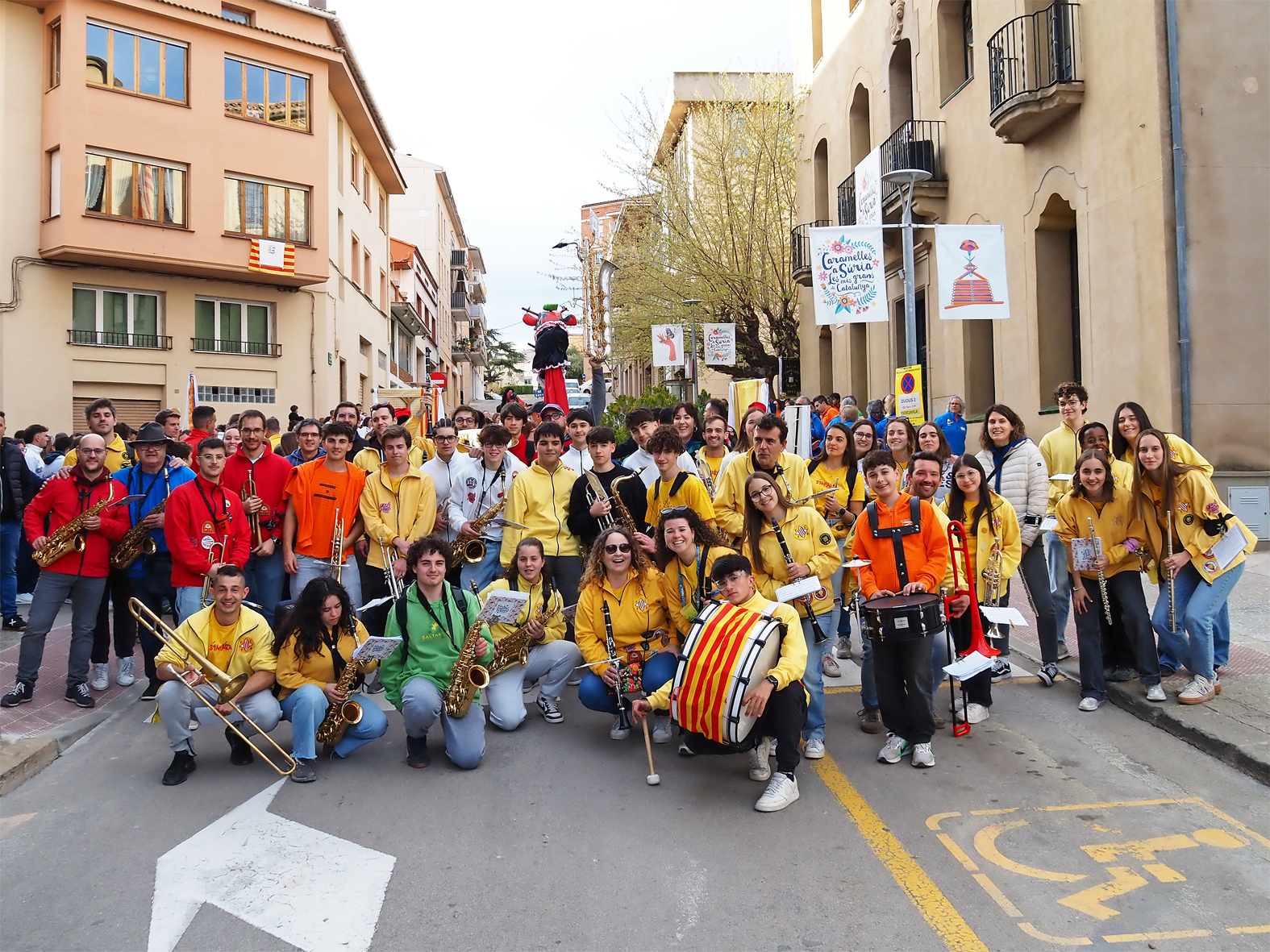 Foto de grup de la Banda d'Inauguraci&oacute; de les Caramelles de S&uacute;ria, durant l'acte d'inici de la festa al davant de la Casa de la Vila.