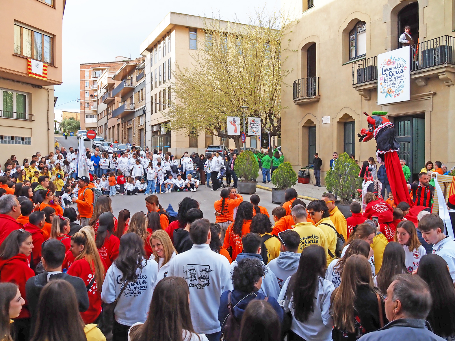 Imatge de l'acte d'inici de les Caramelles de S&uacute;ria al davant de la Casa de la Vila.