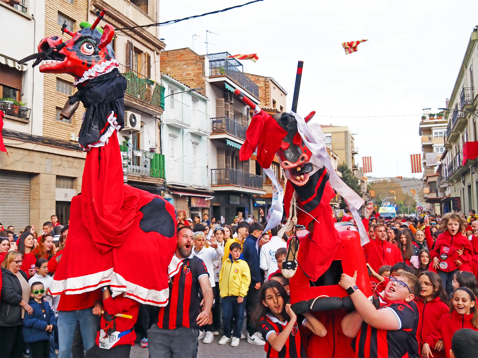 Actuaci&oacute; de les colles de l'Altatxu i Altatxets durant la Passada Caramellaire, en el primer dia de les Caramelles de S&uacute;ria.