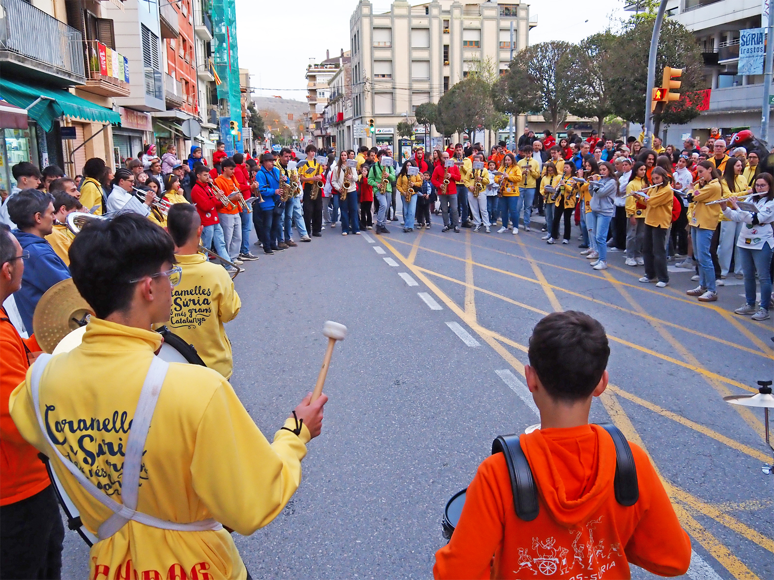 Actuaci&oacute; de la Banda d'Inauguraci&oacute; de les Caramelles durant la Passada Caramellaire, en el primer dia de les Caramelles de S&uacute;ria.