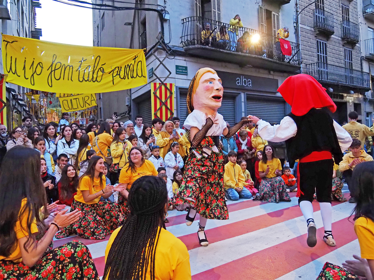 Actuaci&oacute; de les colles del Foment Cultural durant la Passada Caramellaire, en el primer dia de les Caramelles de S&uacute;ria.