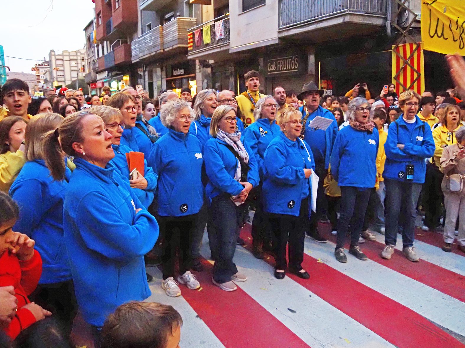Actuaci&oacute; de la colla de la Coral S&ograve;rissons durant la Passada Caramellaire, en el primer dia de les Caramelles de S&uacute;ria.