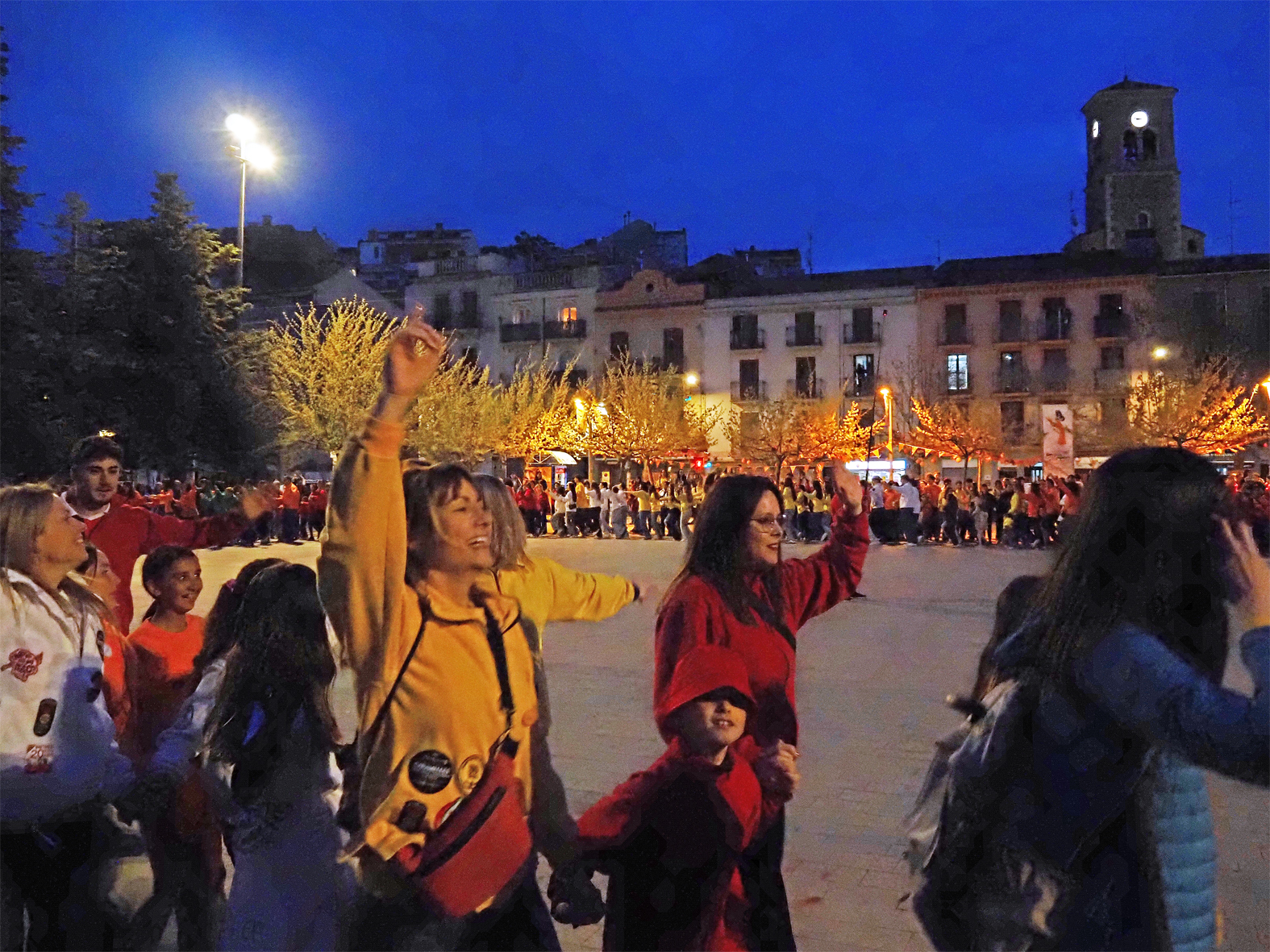 Ballada conjunta del Ball Com&uacute; a la pla&ccedil;a de Sant Joan, en el primer dia de les Caramelles de S&uacute;ria.