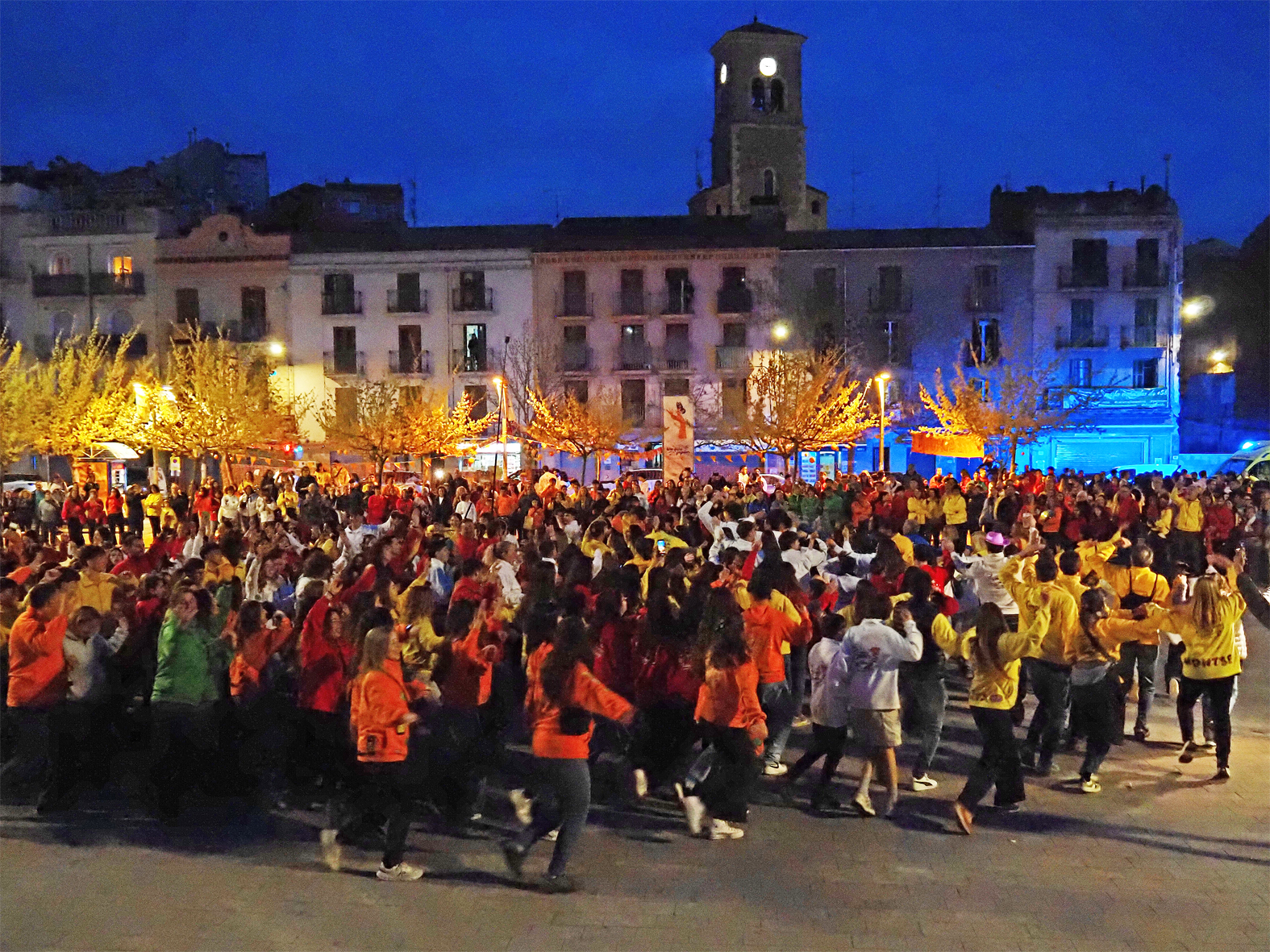 Ballada conjunta del Ball Com&uacute; a la pla&ccedil;a de Sant Joan, en el primer dia de les Caramelles de S&uacute;ria.