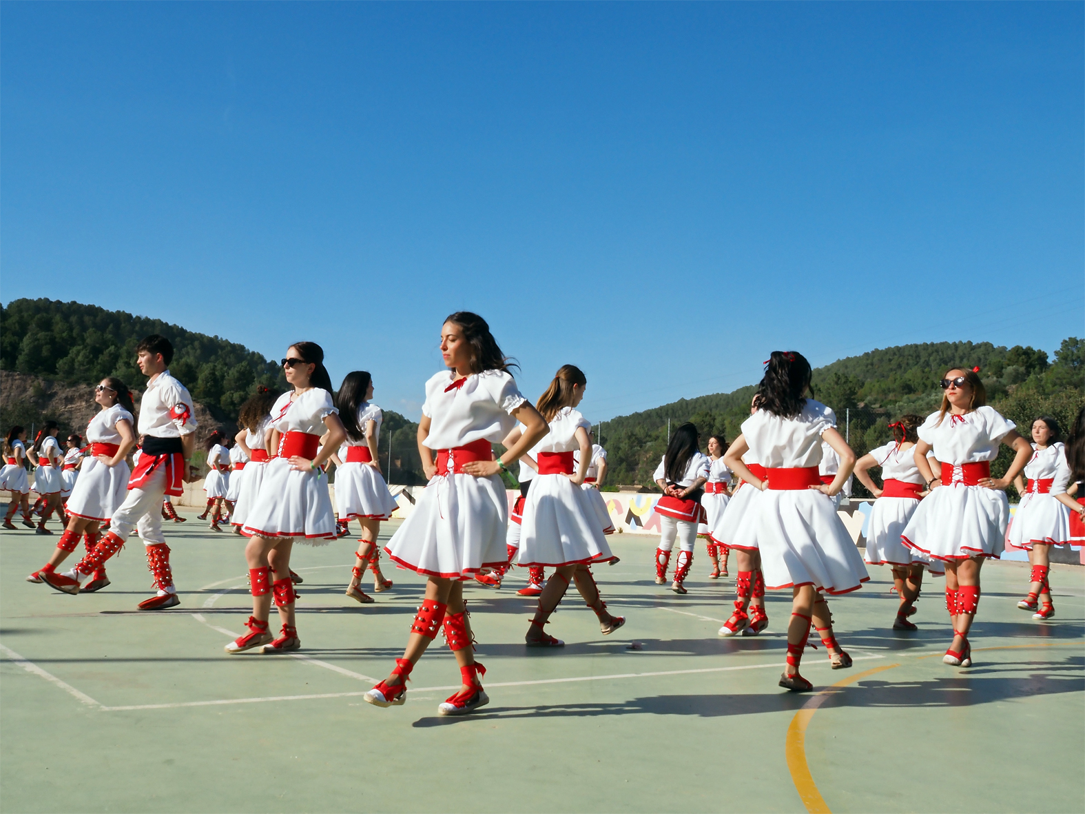 Actuaci&oacute; de la colla dels Grans de l'Agrupaci&oacute; Sardanista al barri de Salipota en les Caramelles de S&uacute;ria 2026.