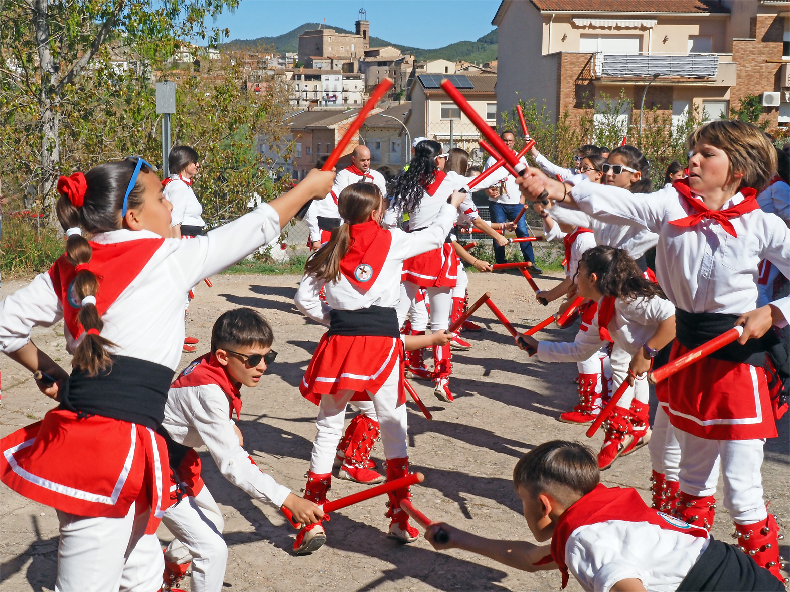 Actuaci&oacute; de la colla Infantil de l'Agrupaci&oacute; Sardanista al barri de Salipota en les Caramelles de S&uacute;ria 2026.
