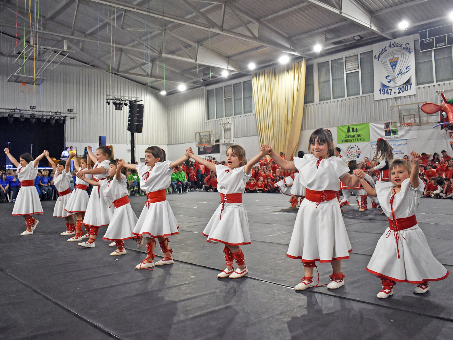 Actuaci&oacute; de la colla Infantil de l'Agrupaci&oacute; Sardanista durant la Trobada Caramellaire del Pavell&oacute; en les Caramelles de S&uacute;ria 2026.
