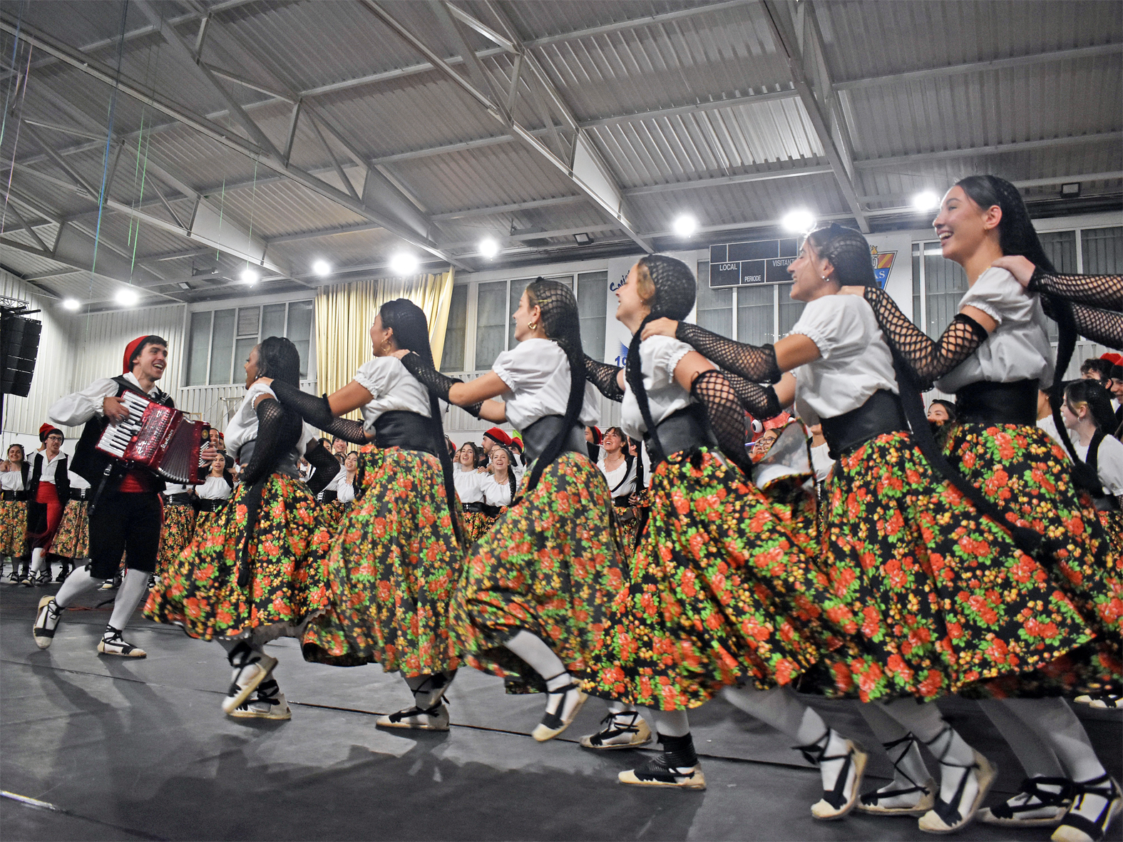 Actuaci&oacute; de la colla Juvenil del Foment Cultural durant la Trobada Caramellaire del Pavell&oacute; en les Caramelles de S&uacute;ria 2026.