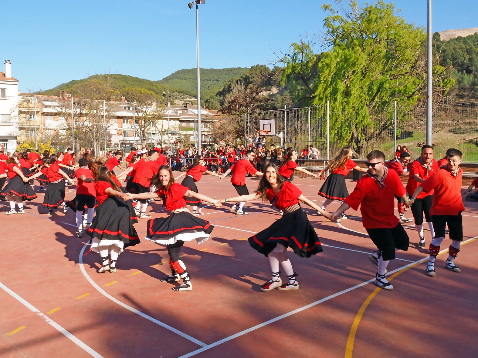 Actuaci&oacute; de la colla de l'Altatxu al barri de Joncarets en les Caramelles de S&uacute;ria 2026.