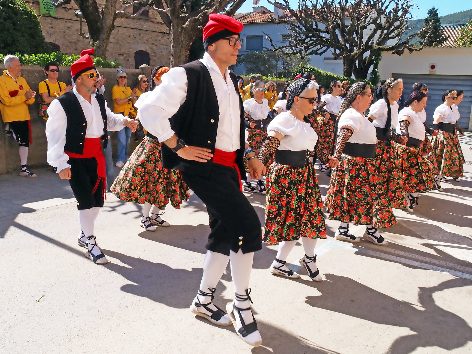 Actuaci&oacute; de la colla Gran del Foment Cultural al carrer Francesc Coll en les Caramelles de S&uacute;ria 2026.