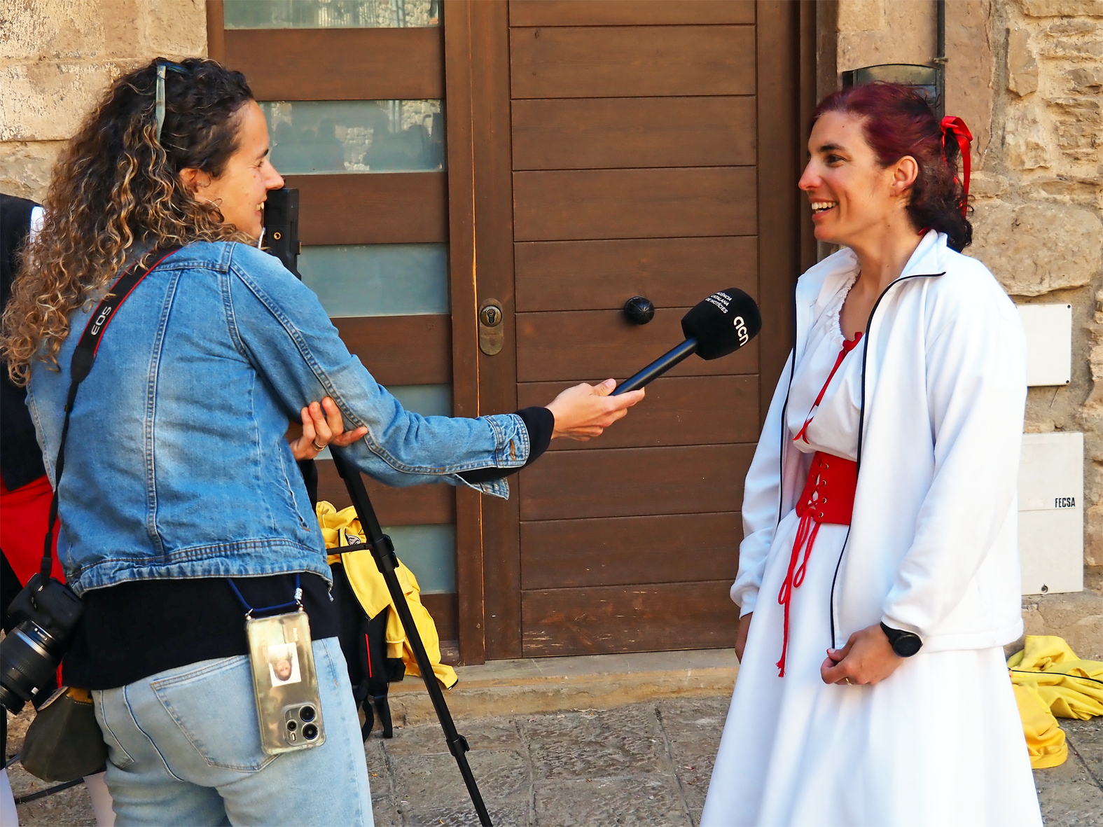 Entrevista a la regidora de Festes, Alba Mart&iacute;nez, a la pla&ccedil;a Major del Poble Vell en les Caramelles de S&uacute;ria 2026.