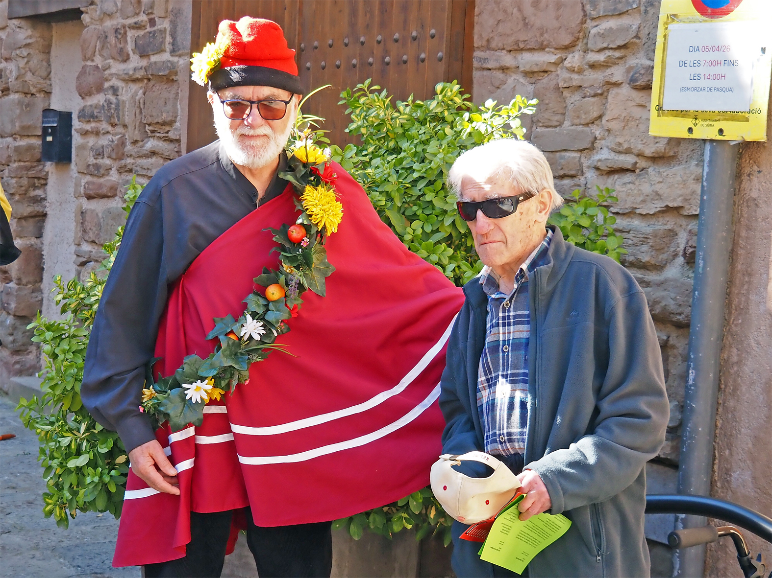 La lloca de la colla de la Coral S&ograve;rissons, amb l'hist&ograve;ric sardanista surienc Valent&iacute; Quer, a qui van dedicar la interpretaci&oacute; d'una sardana a la pla&ccedil;a Major del Poble Vell en les Caramelles de S&uacute;ria 2026.