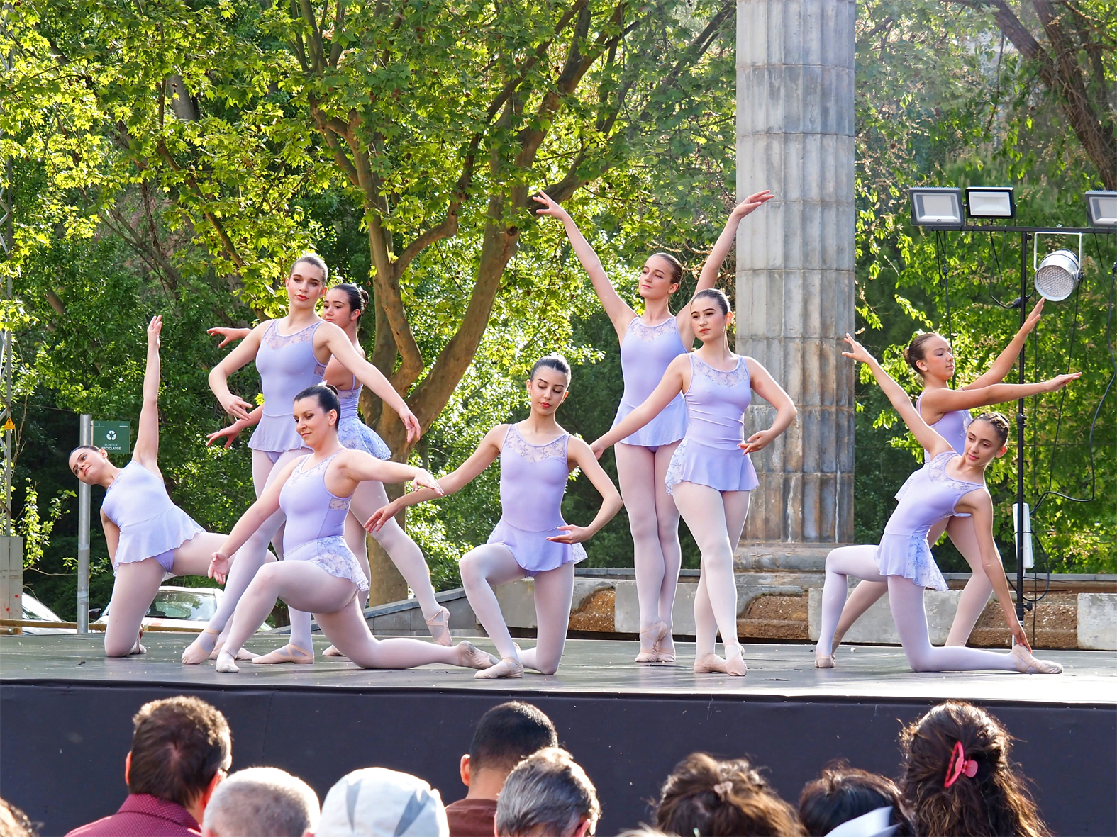 ActuaciÃ³ de la 29a Mostra de Dansa de SÃºria a la plaÃ§a de Sant Joan, dins del programa dâ€™activitats de Sant Jordi.