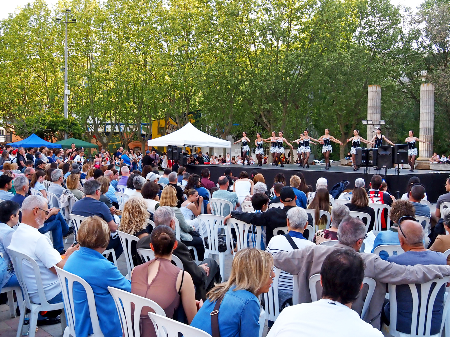 ActuaciÃ³ de la 29a Mostra de Dansa de SÃºria a la plaÃ§a de Sant Joan, dins del programa dâ€™activitats de Sant Jordi.