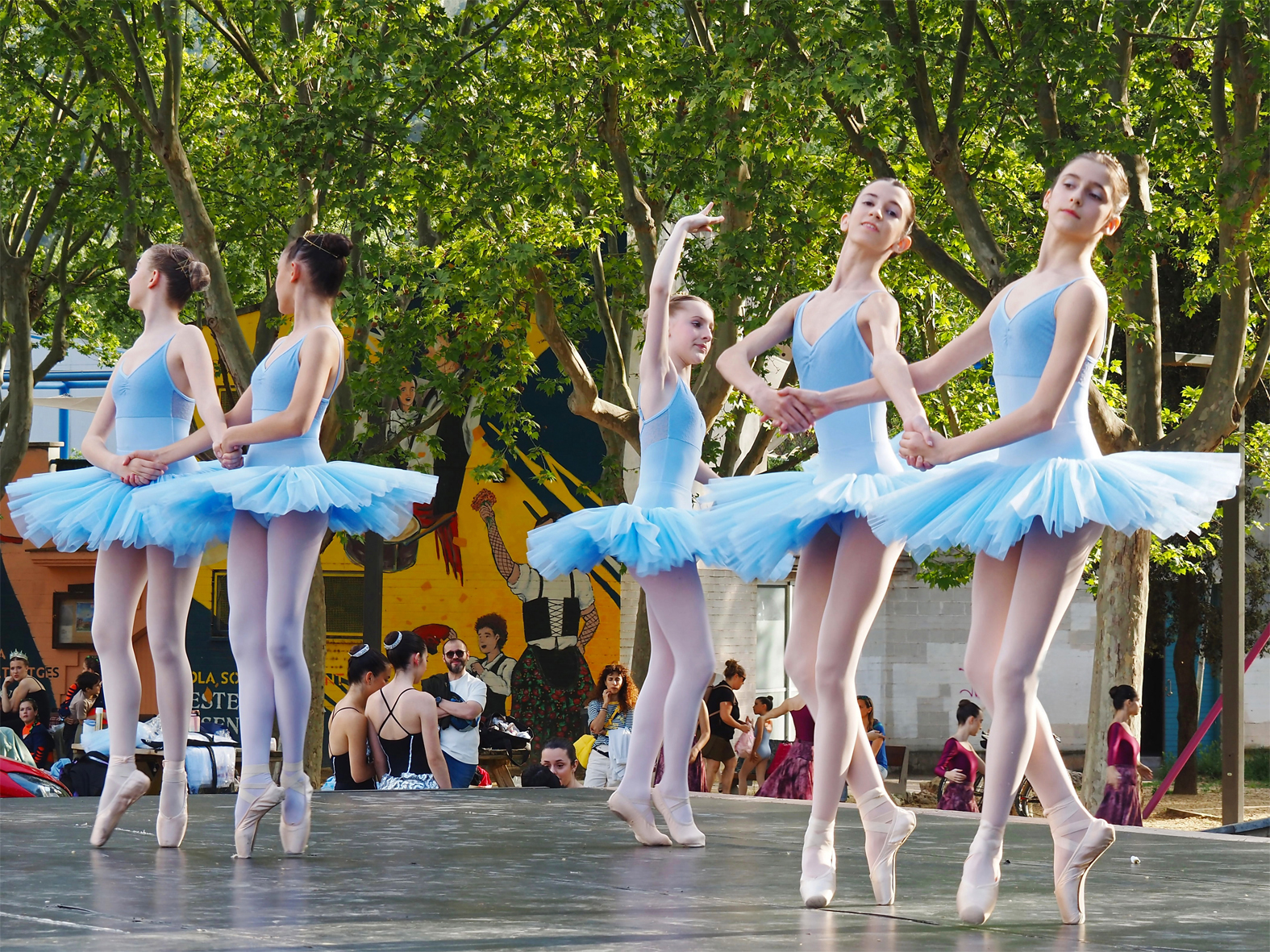 ActuaciÃ³ de la 29a Mostra de Dansa de SÃºria a la plaÃ§a de Sant Joan, dins del programa dâ€™activitats de Sant Jordi.