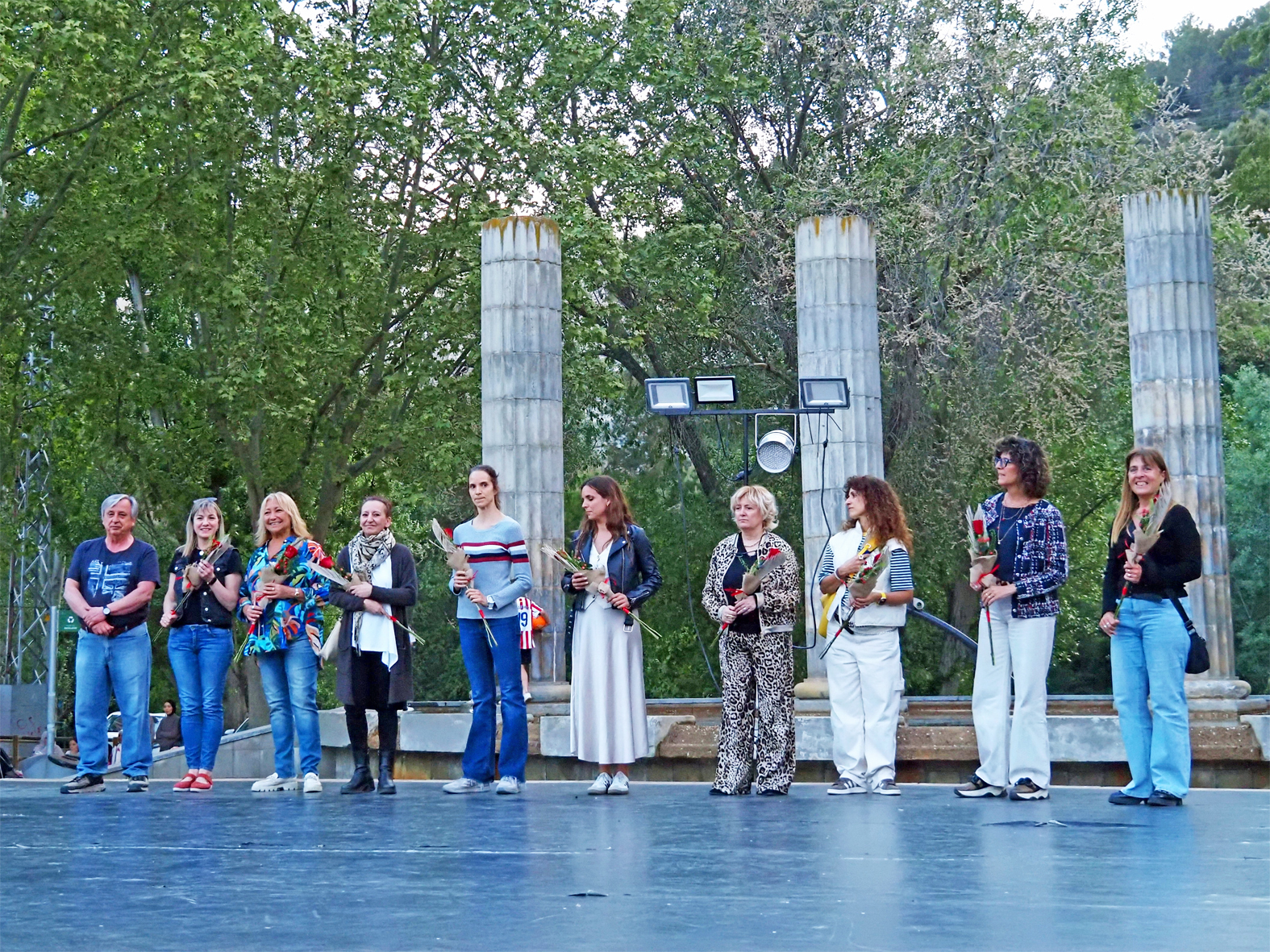 Representants de les escoles participants en la 29a Mostra de Dansa de SÃºria, amb el regidor de Cultura, Albert FÃ brega, a la plaÃ§a de Sant Joan, dins del programa dâ€™activitats de Sant Jordi.