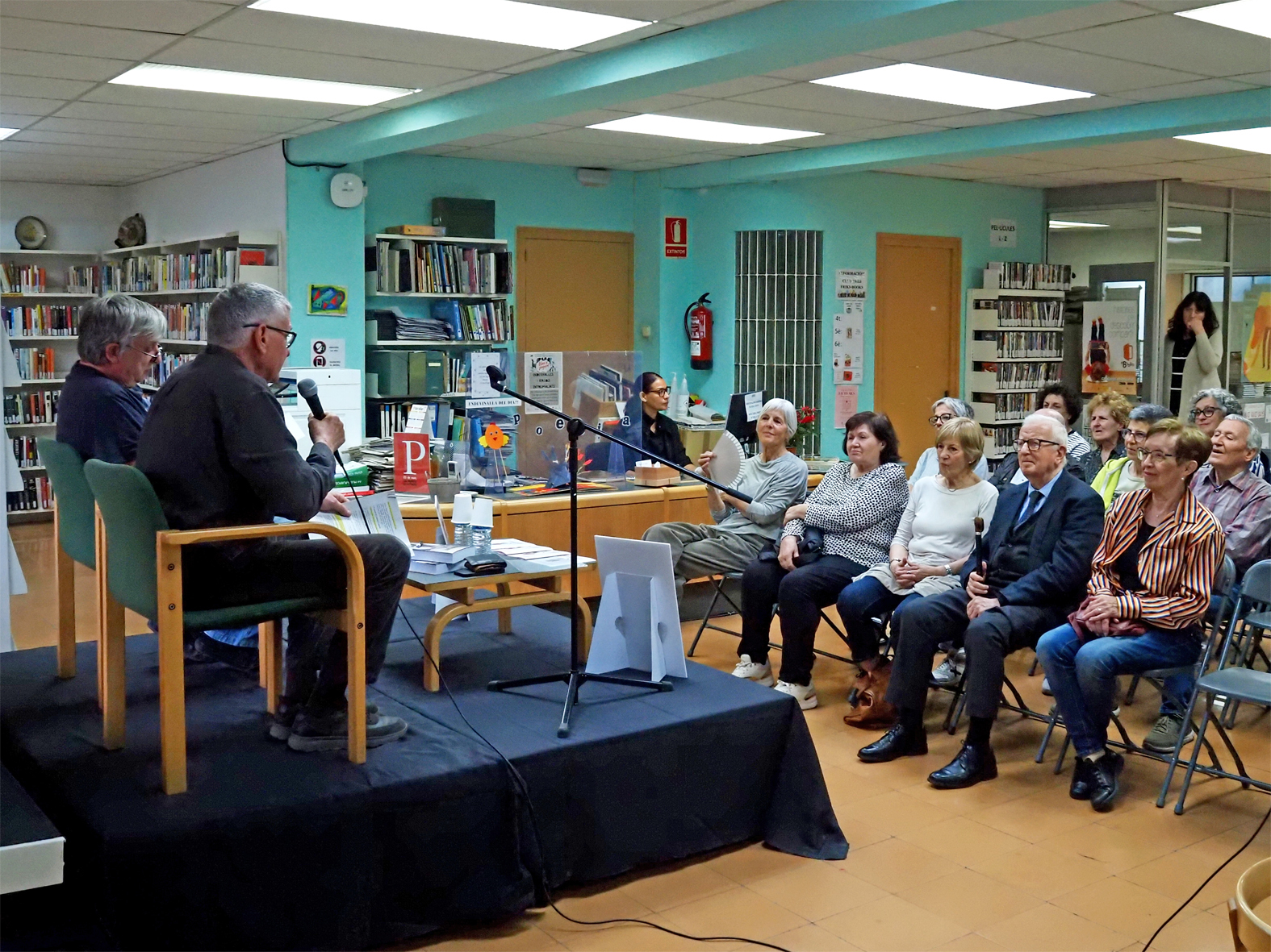 Imatge de la presentaciÃ³ de les novelÂ·les 'Quina llet!' i 'Per un plat de nata' de Josep LluÃ­s CastellÃ³ a la Biblioteca PÃºblica, dins del cicle 'Per Sant Jordi, llibres de casa'.